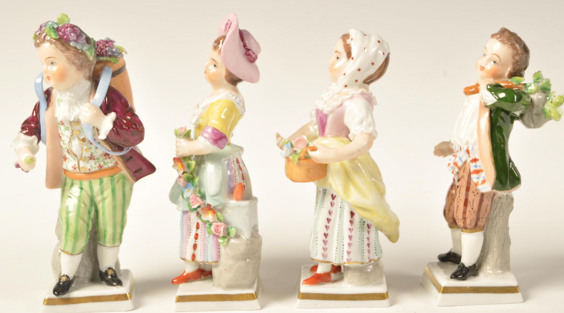 COLLECTION OF 4 19TH CENTURY SITZENDORF PORCELAIN FIGURINES - Bild 2 aus 5