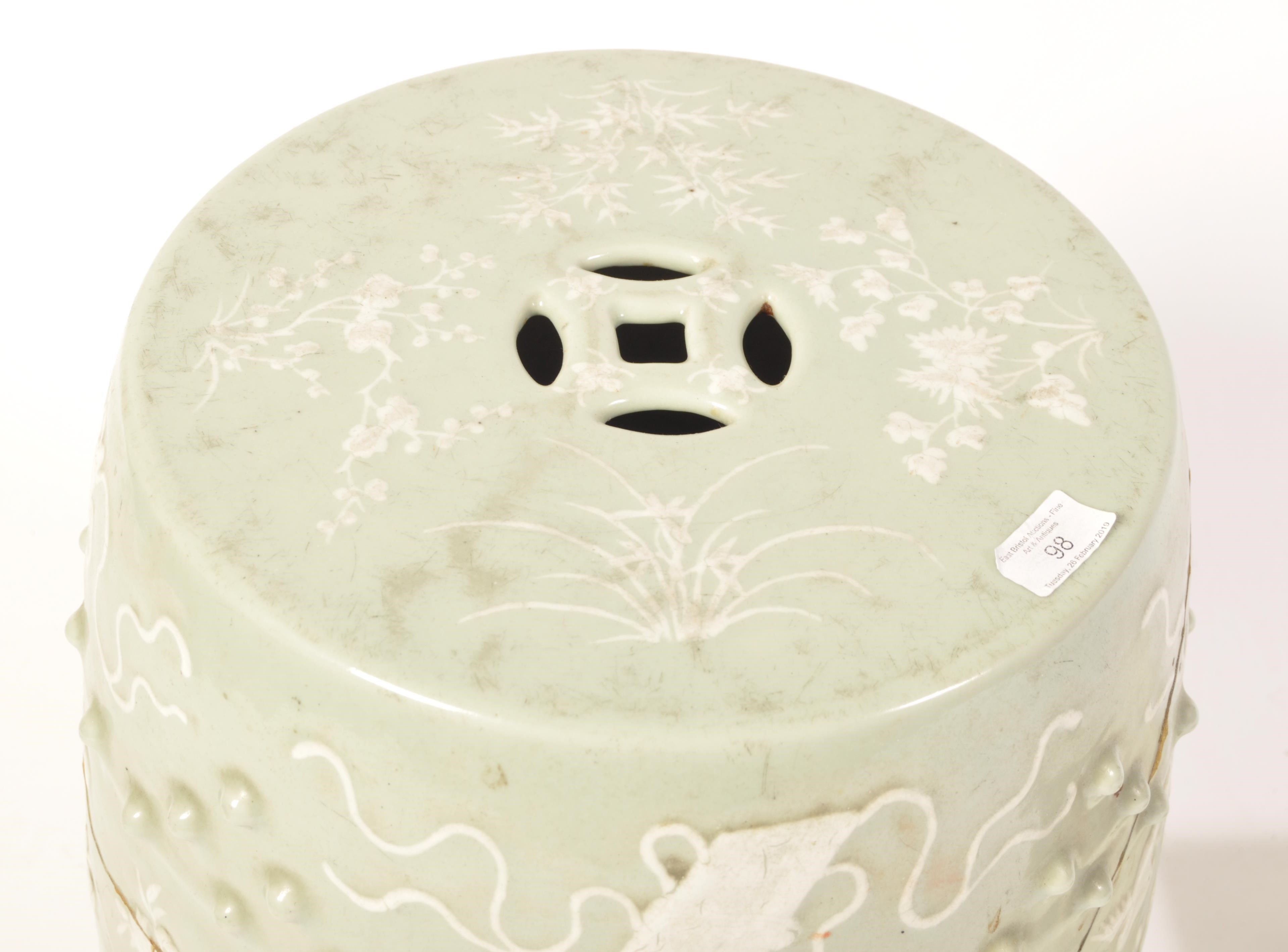 A LARGE CHINESE CELADON GLAZED GARDEN SEAT BARREL STOOL - Bild 2 aus 3