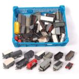 ASSORTED 00 GAUGE RAILWAY TRAINSET ROLLING STOCK ITEMS