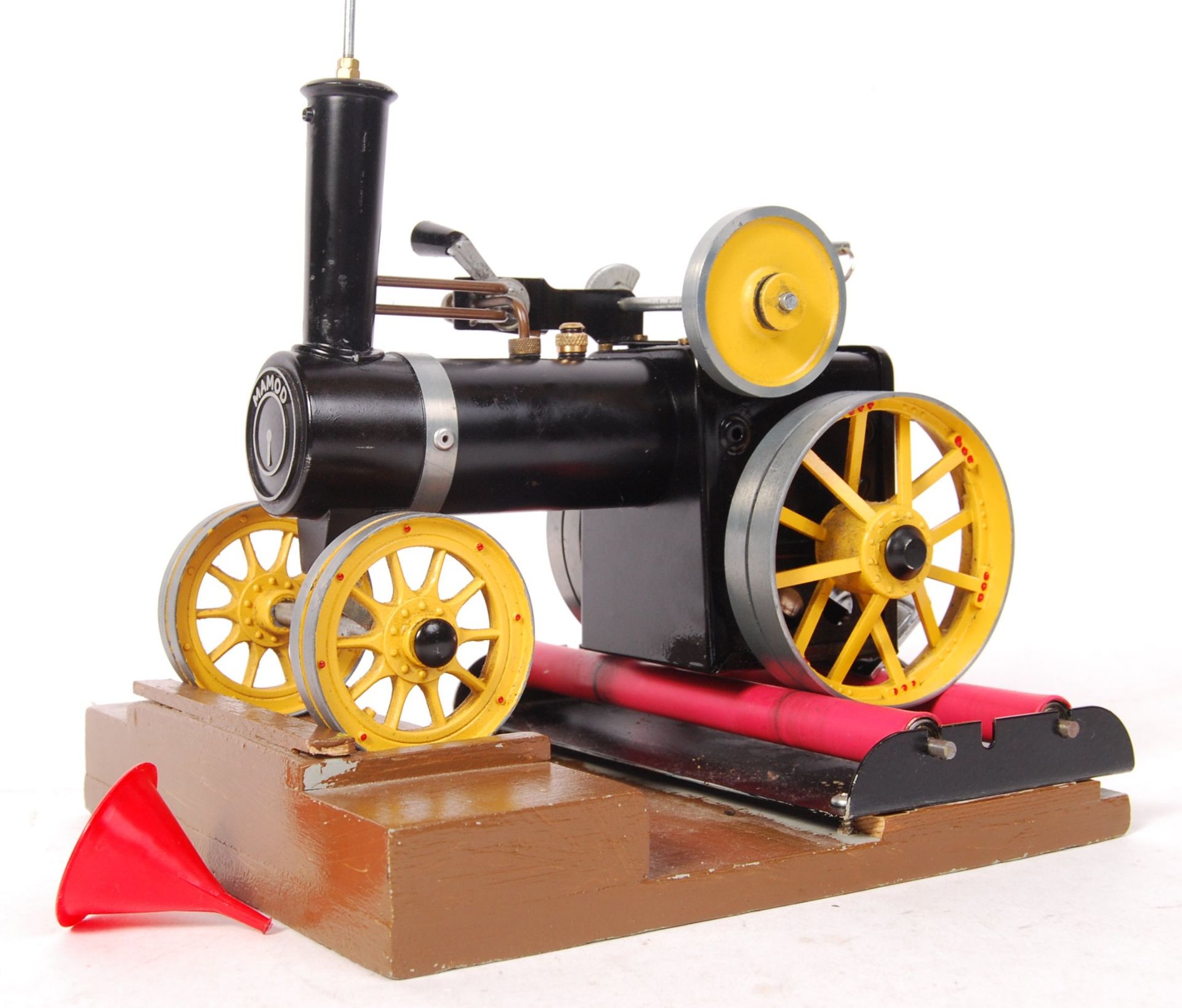 MAMOD MADE LIVE STEAM TRACTION ENGINE AND ROLLING ROAD - Bild 2 aus 5
