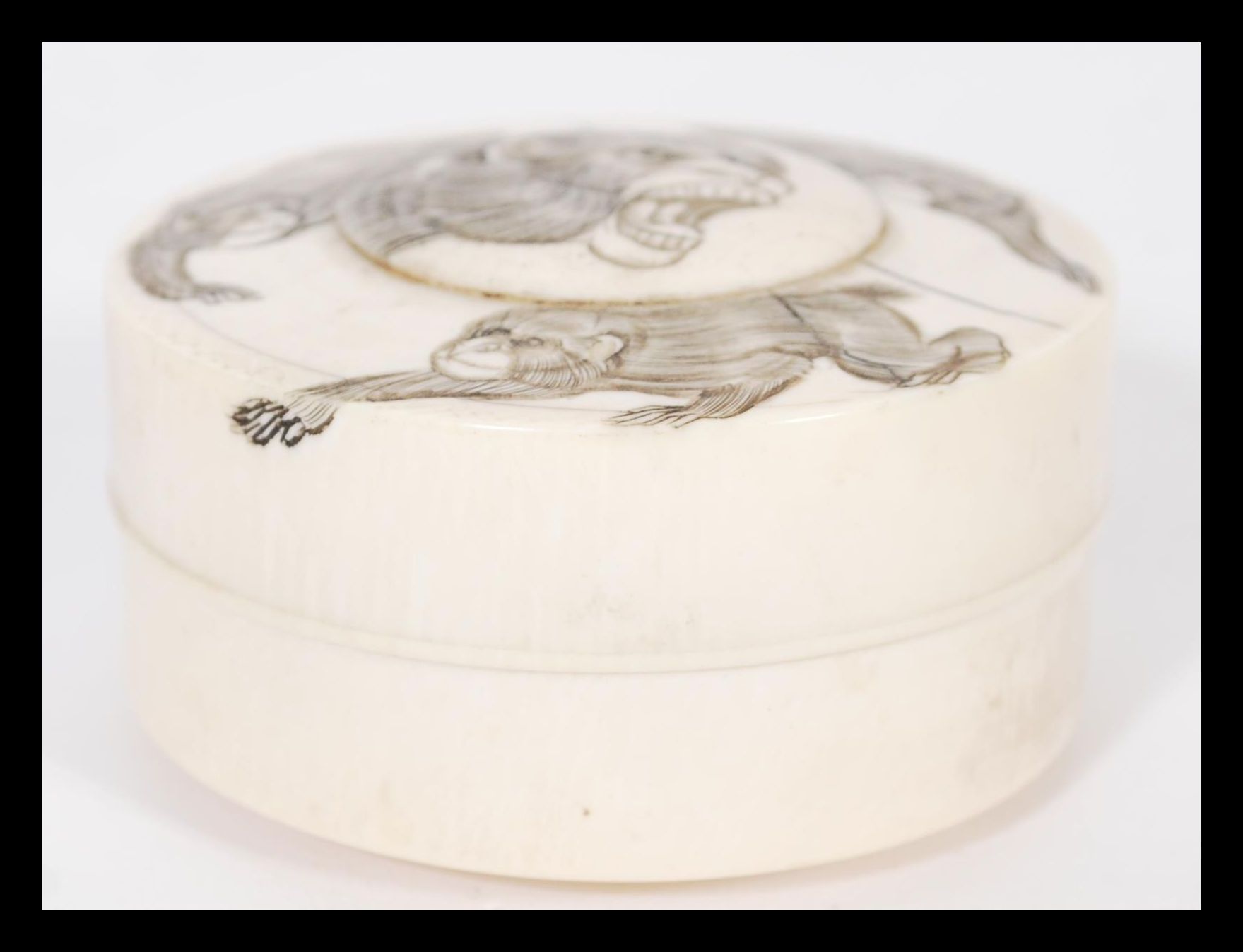 A 19th century Chinese ivory roundel pot depicting - Image 10 of 12