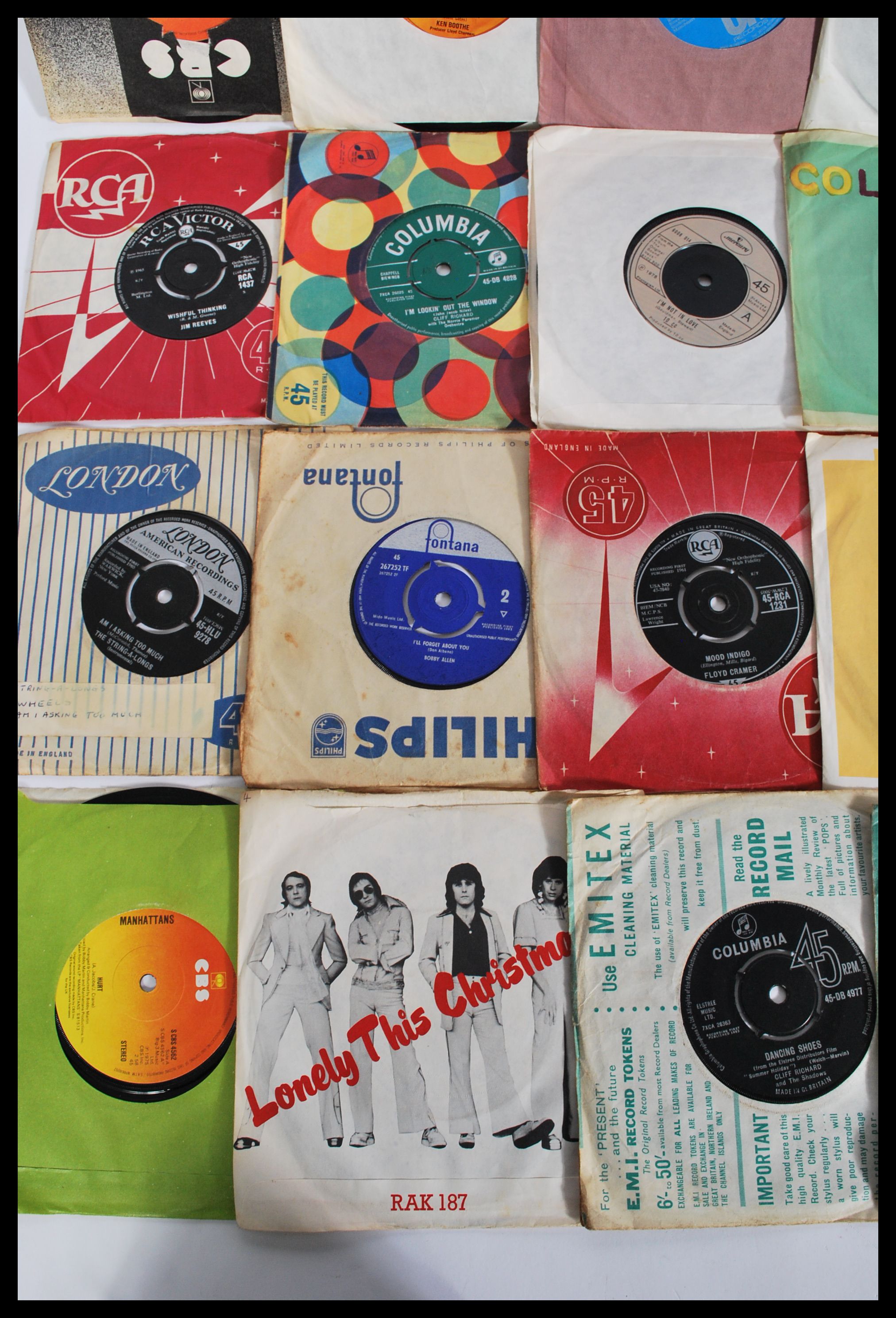 A collection of 45rpm 7" vinyl records featuring v - Image 2 of 4