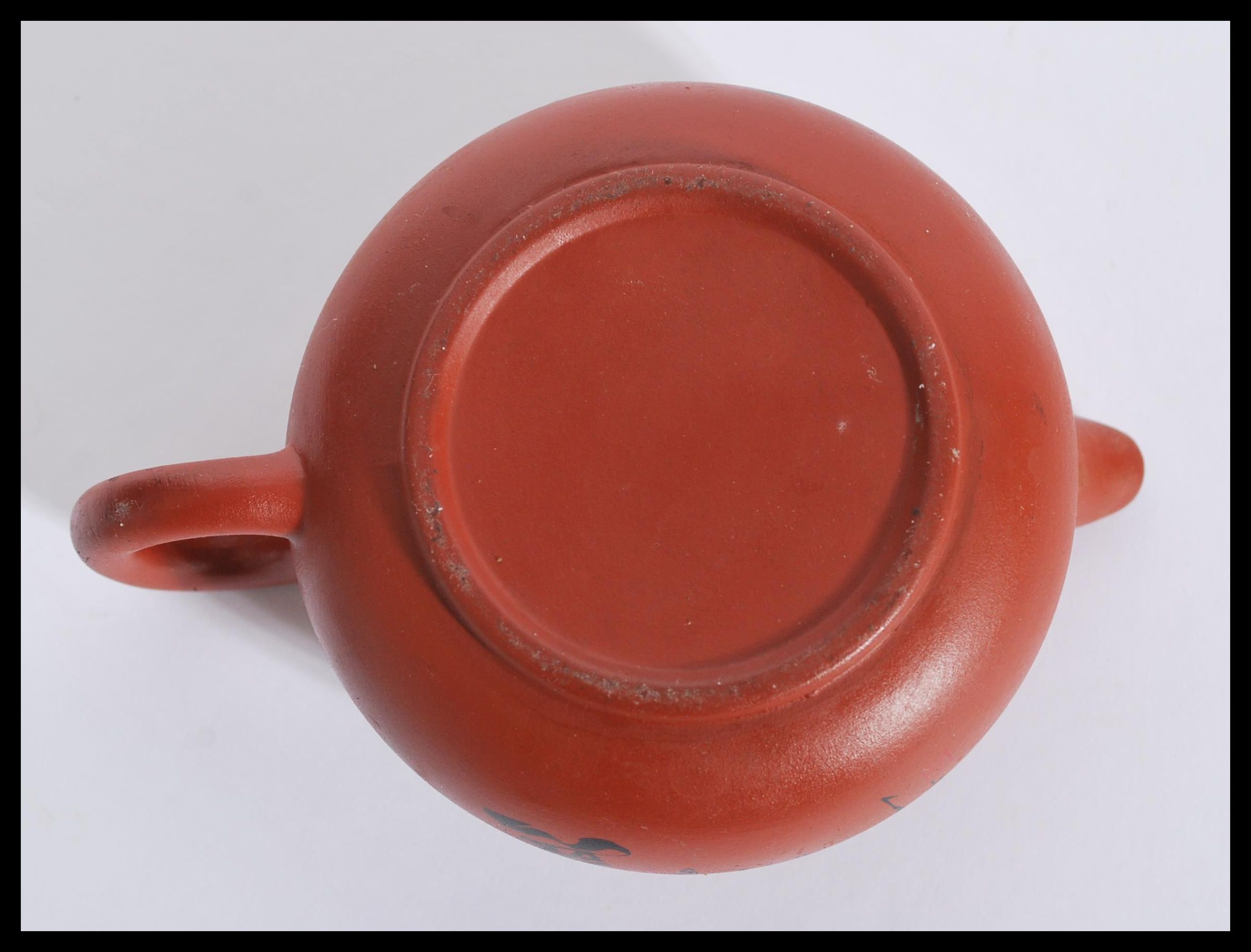 A 20th Century Yi Xing red clay tea pot having Chi - Bild 4 aus 4