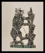 A sterling silver brooch in the form of a bear dec