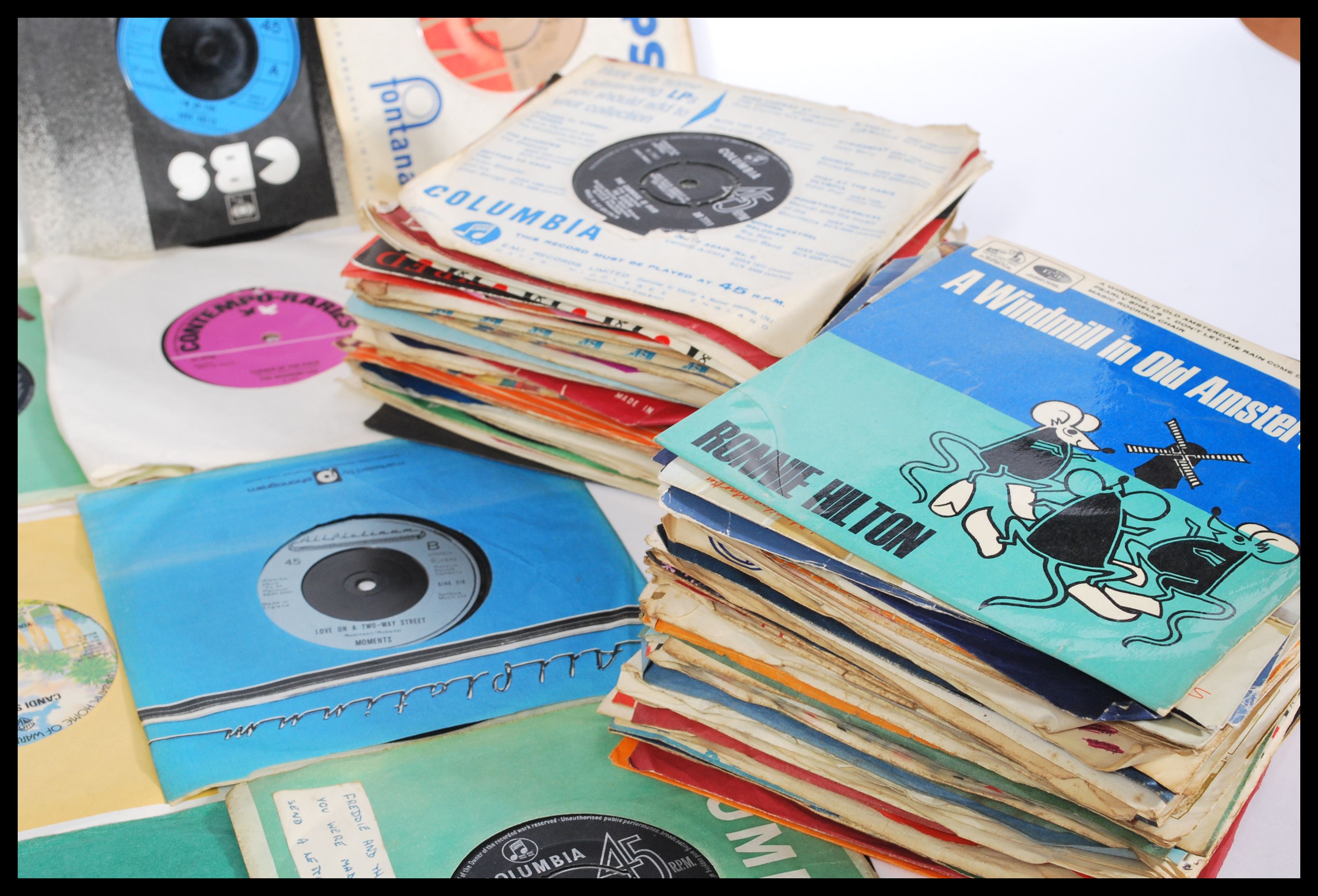 A collection of 45rpm 7" vinyl records featuring v - Image 4 of 4