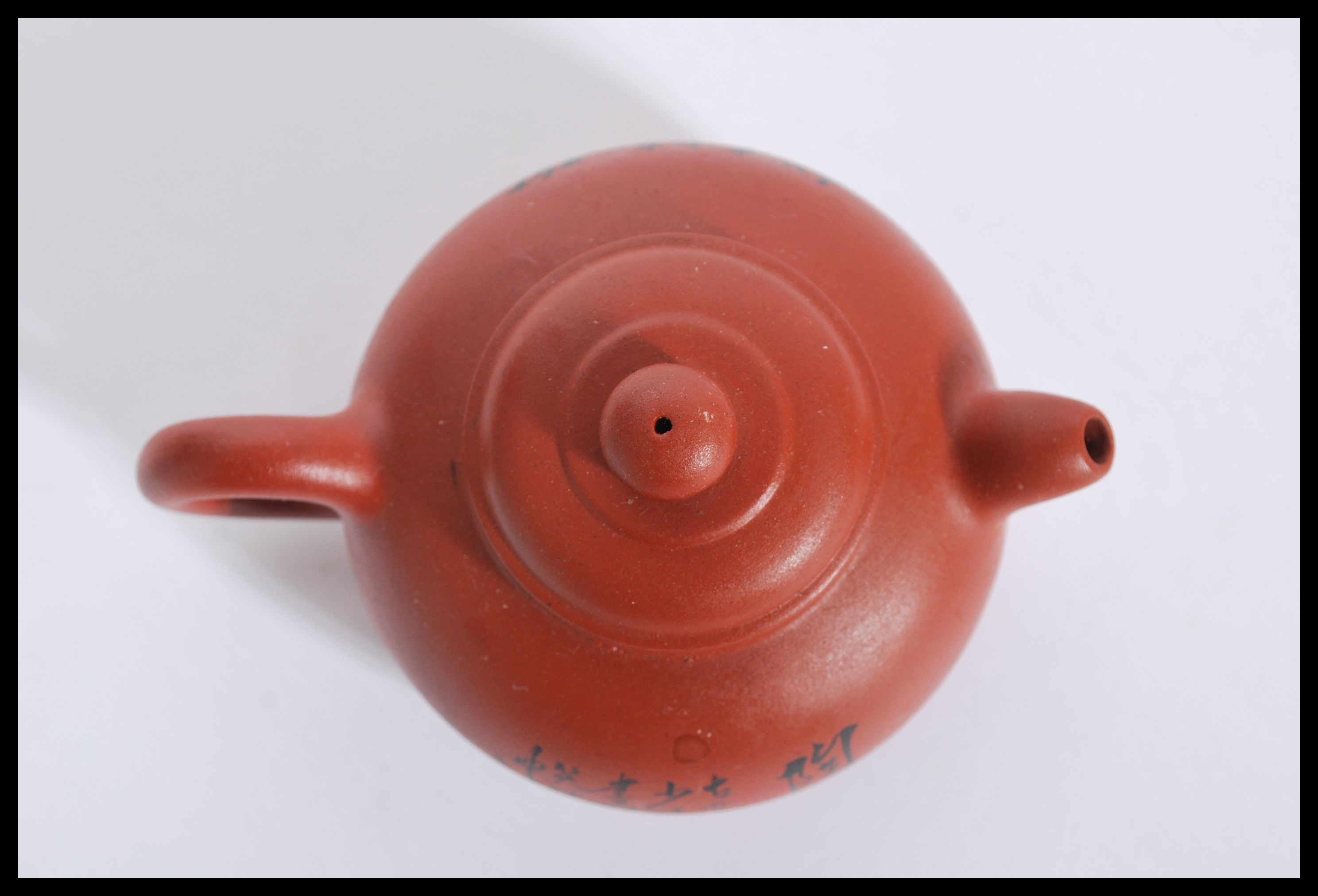 A 20th Century Yi Xing red clay tea pot having Chi - Bild 3 aus 4