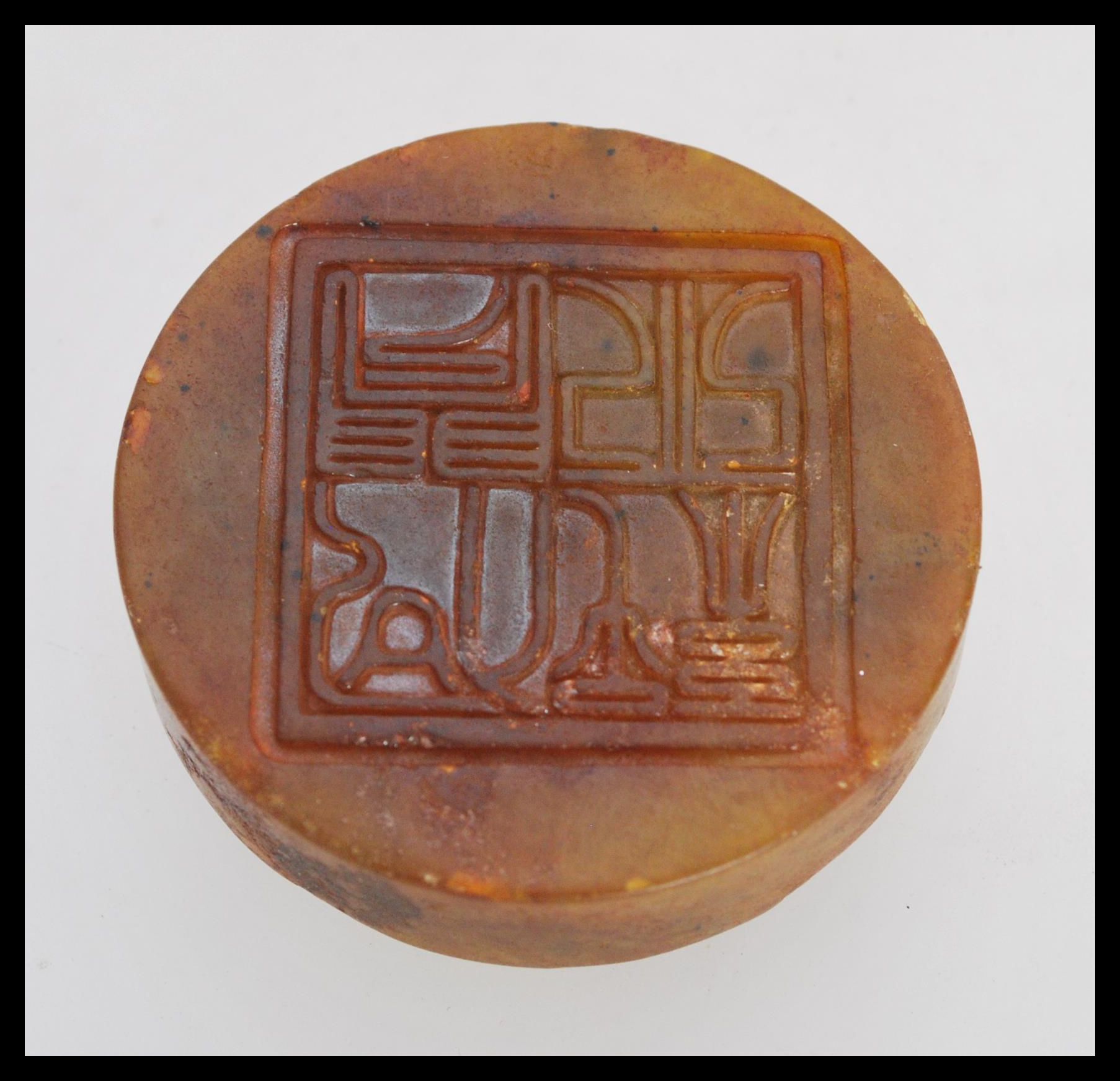 A Chinese Jade roundel seal of mottled brown colou - Bild 3 aus 3