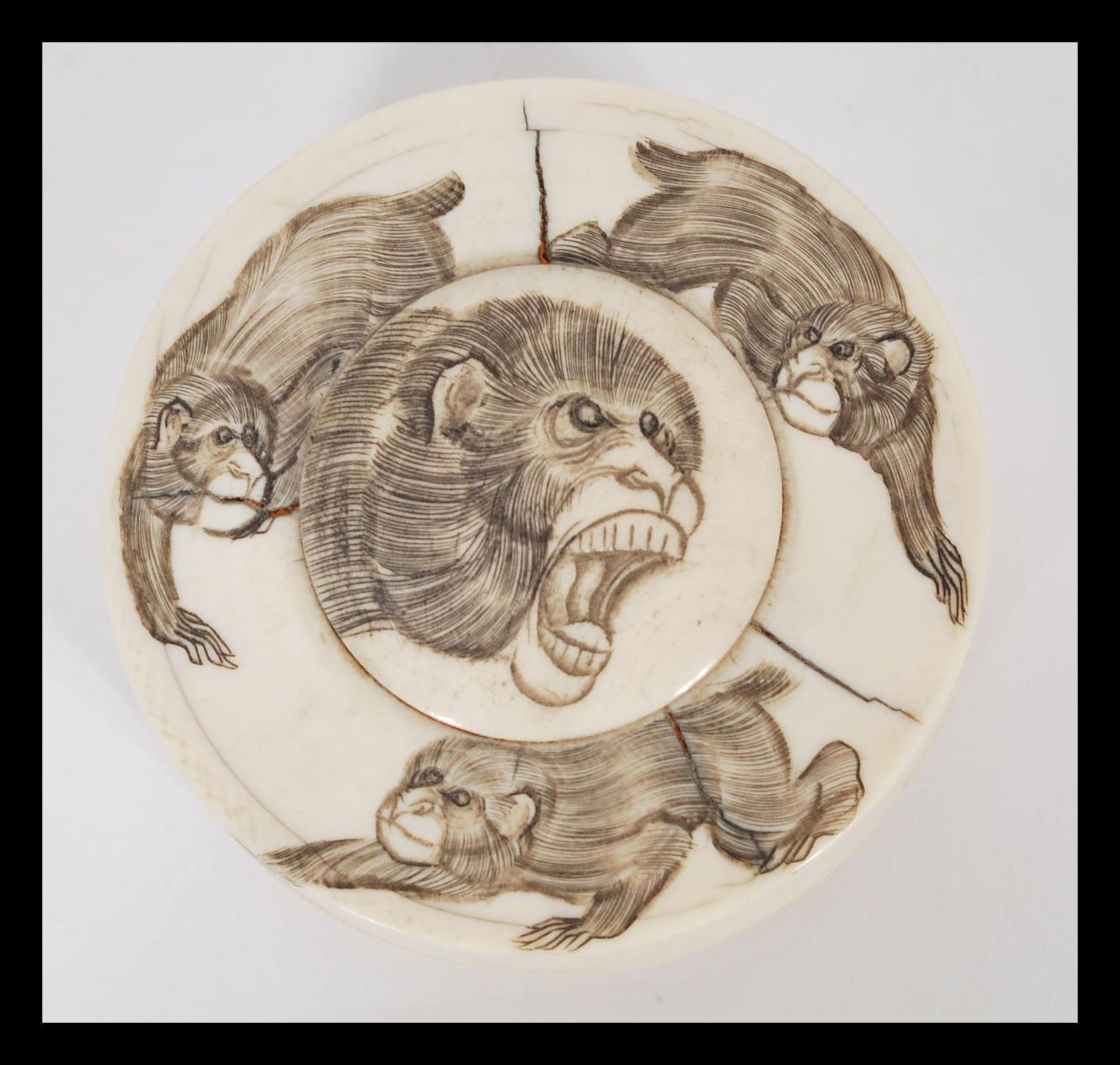 A 19th century Chinese ivory roundel pot depicting - Image 9 of 12