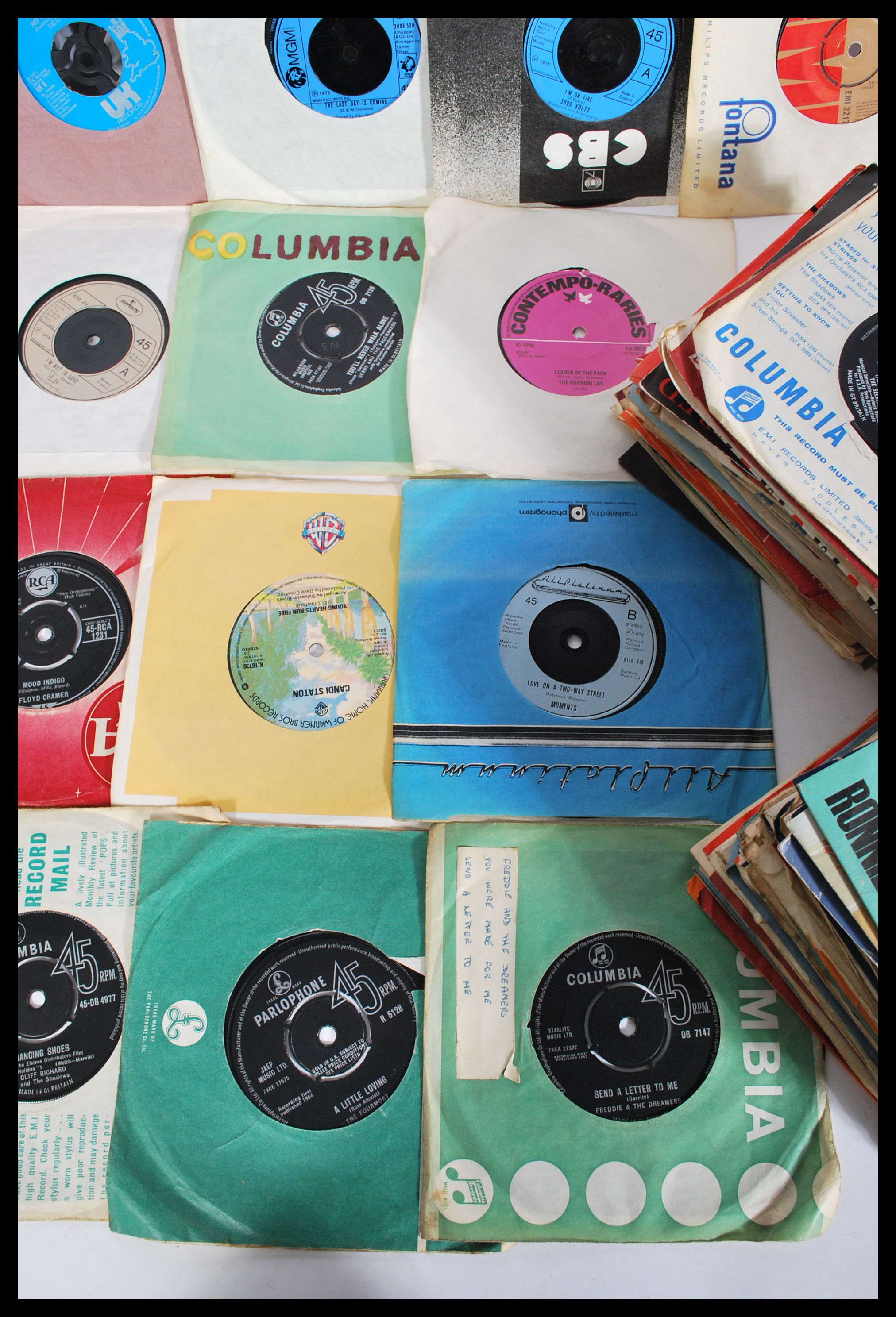 A collection of 45rpm 7" vinyl records featuring v - Image 3 of 4