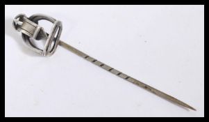 A silver white metal hat pin / tie pin of hunting