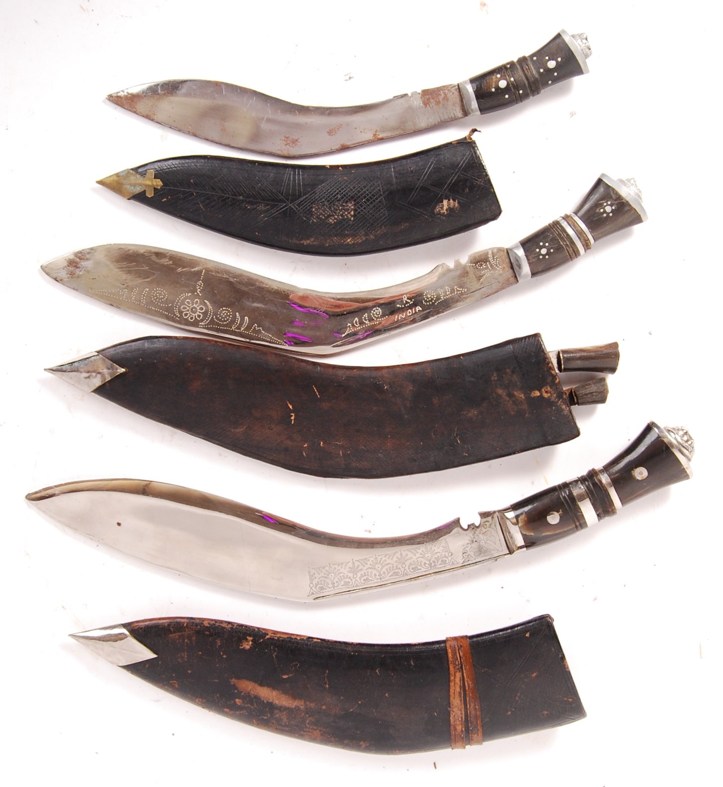 20TH CENTURY MIDDLE EASTERN KUKRI KNIVES WITH SCABBARDS - Image 3 of 3