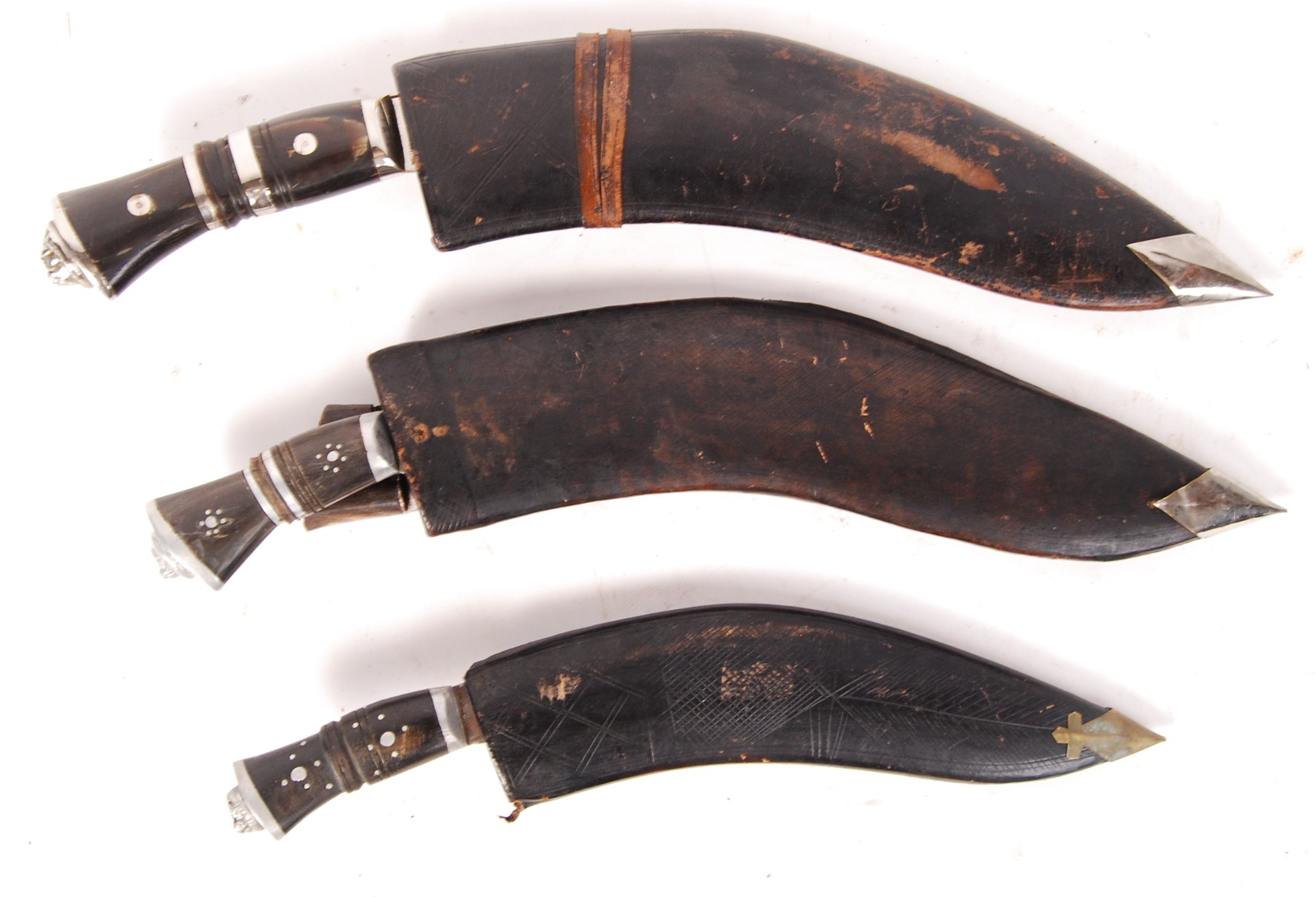 20TH CENTURY MIDDLE EASTERN KUKRI KNIVES WITH SCABBARDS - Image 2 of 3