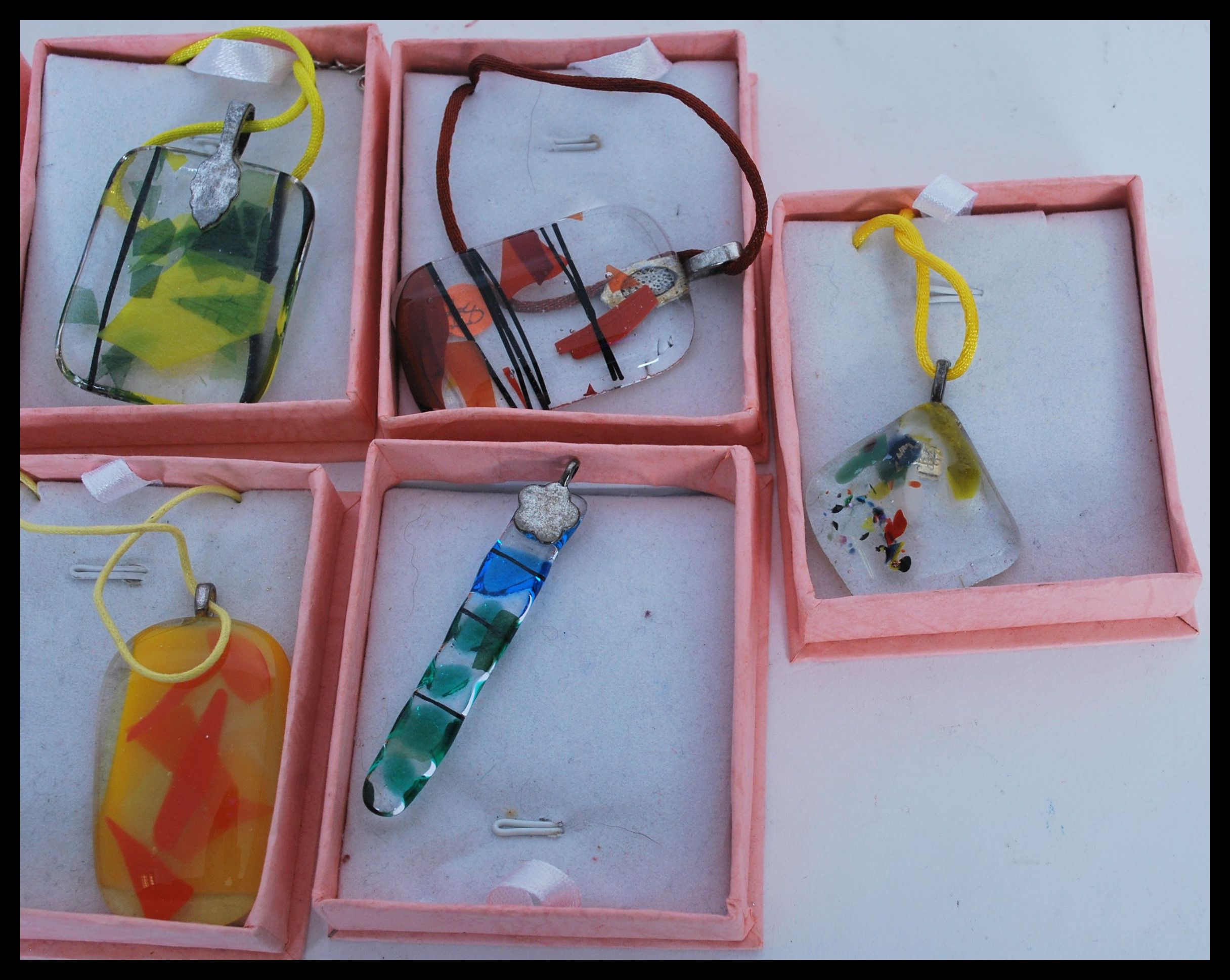 A selection of art glass pendants of different col - Image 4 of 4
