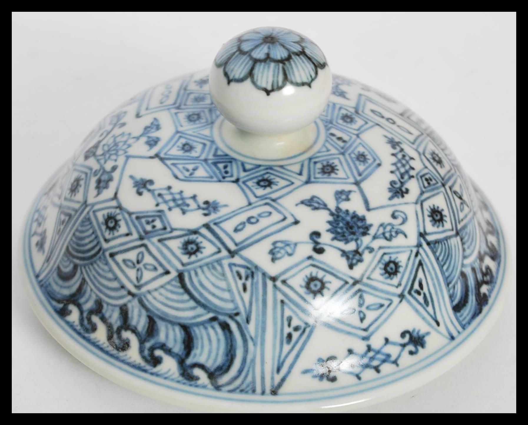 A Chinese hand painted blue and white ceramic vase - Image 3 of 5