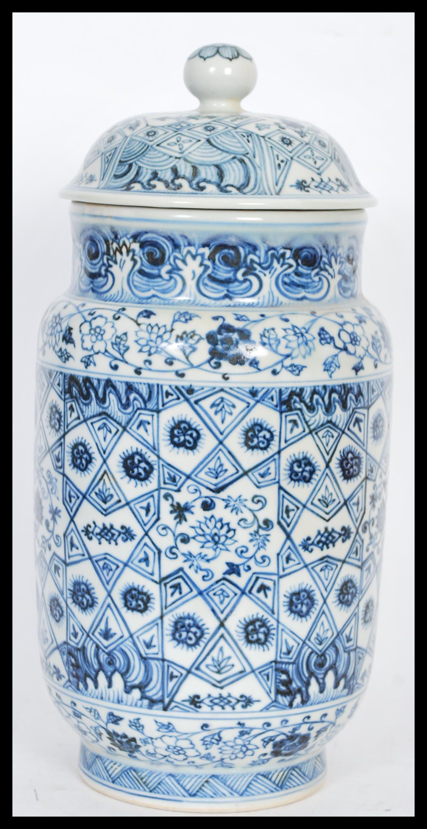A Chinese hand painted blue and white ceramic vase - Image 2 of 5