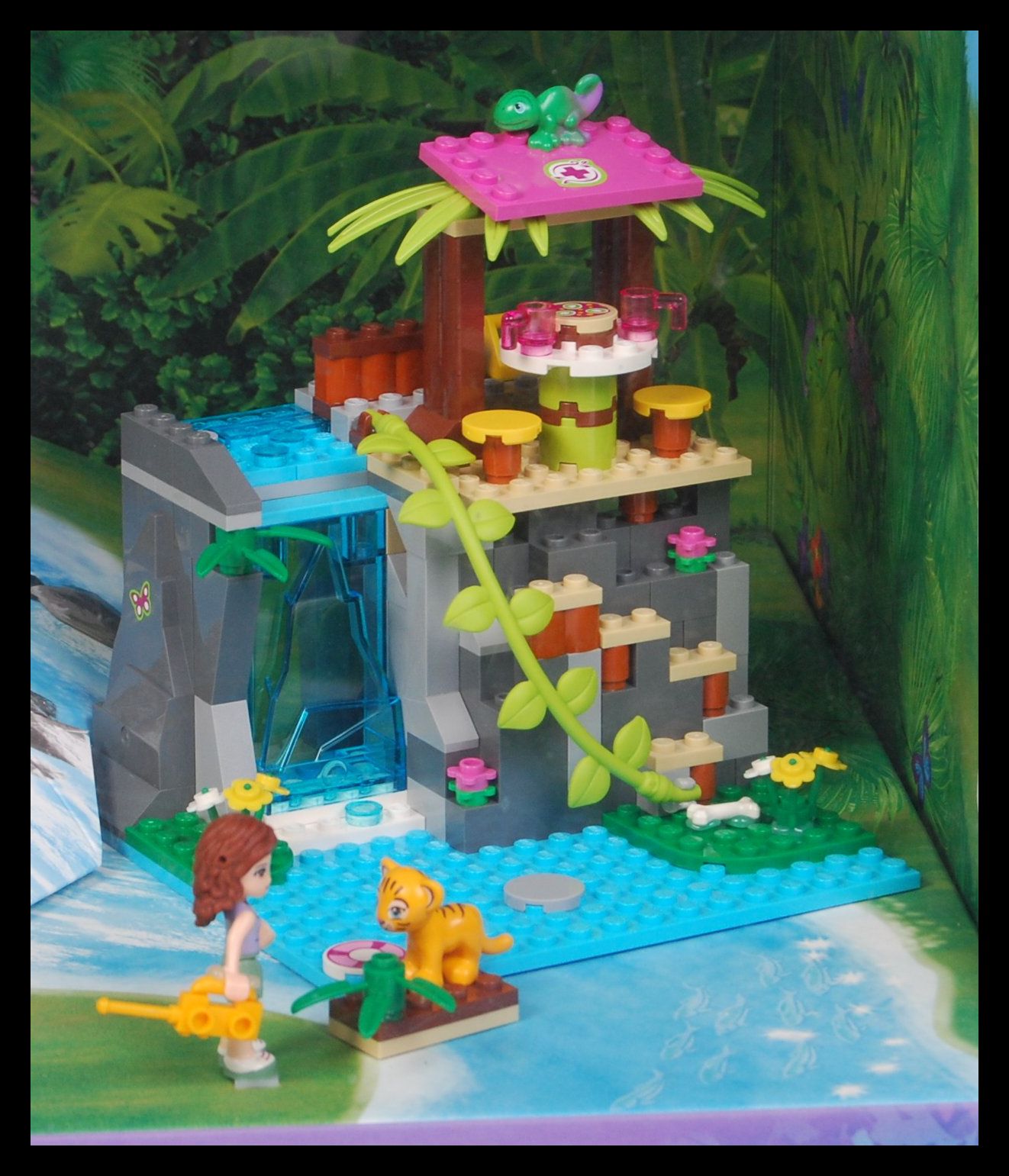 LEGO FRIENDS SHOP DISPLAY - Image 3 of 3