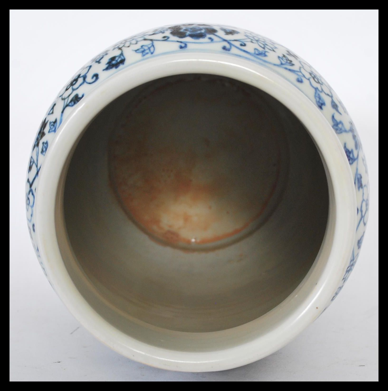 A Chinese hand painted blue and white ceramic vase - Image 4 of 5