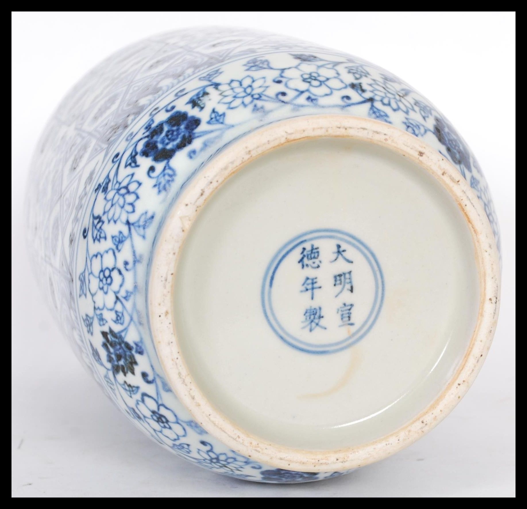 A Chinese hand painted blue and white ceramic vase - Image 5 of 5