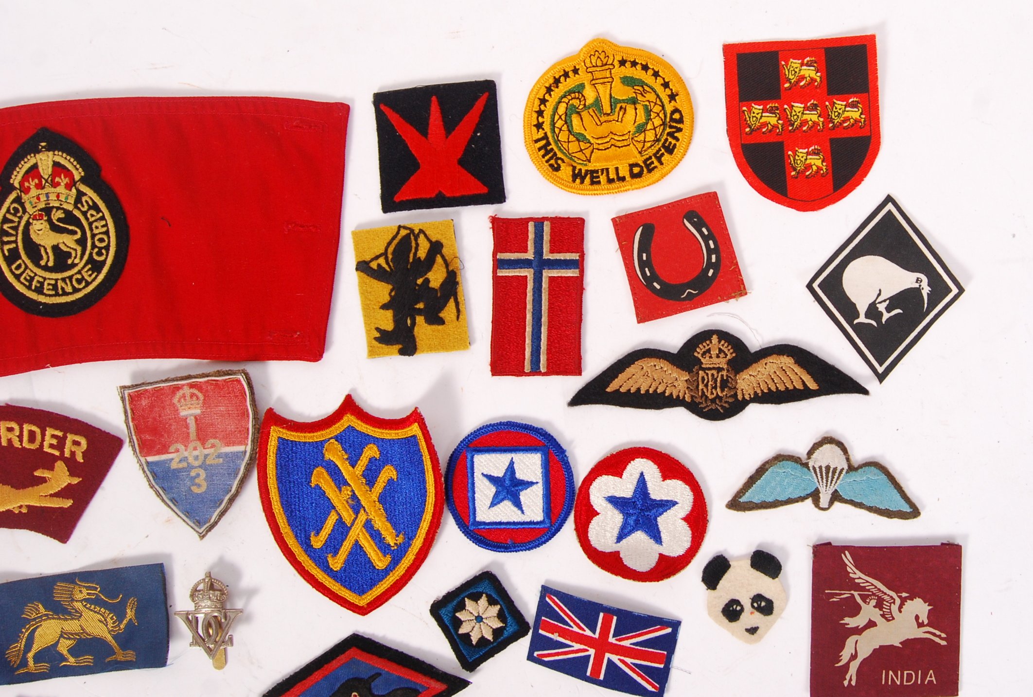 ASSORTED MILITARIA INSIGNIA PATCHES / CLOTH BADGES - Image 3 of 5