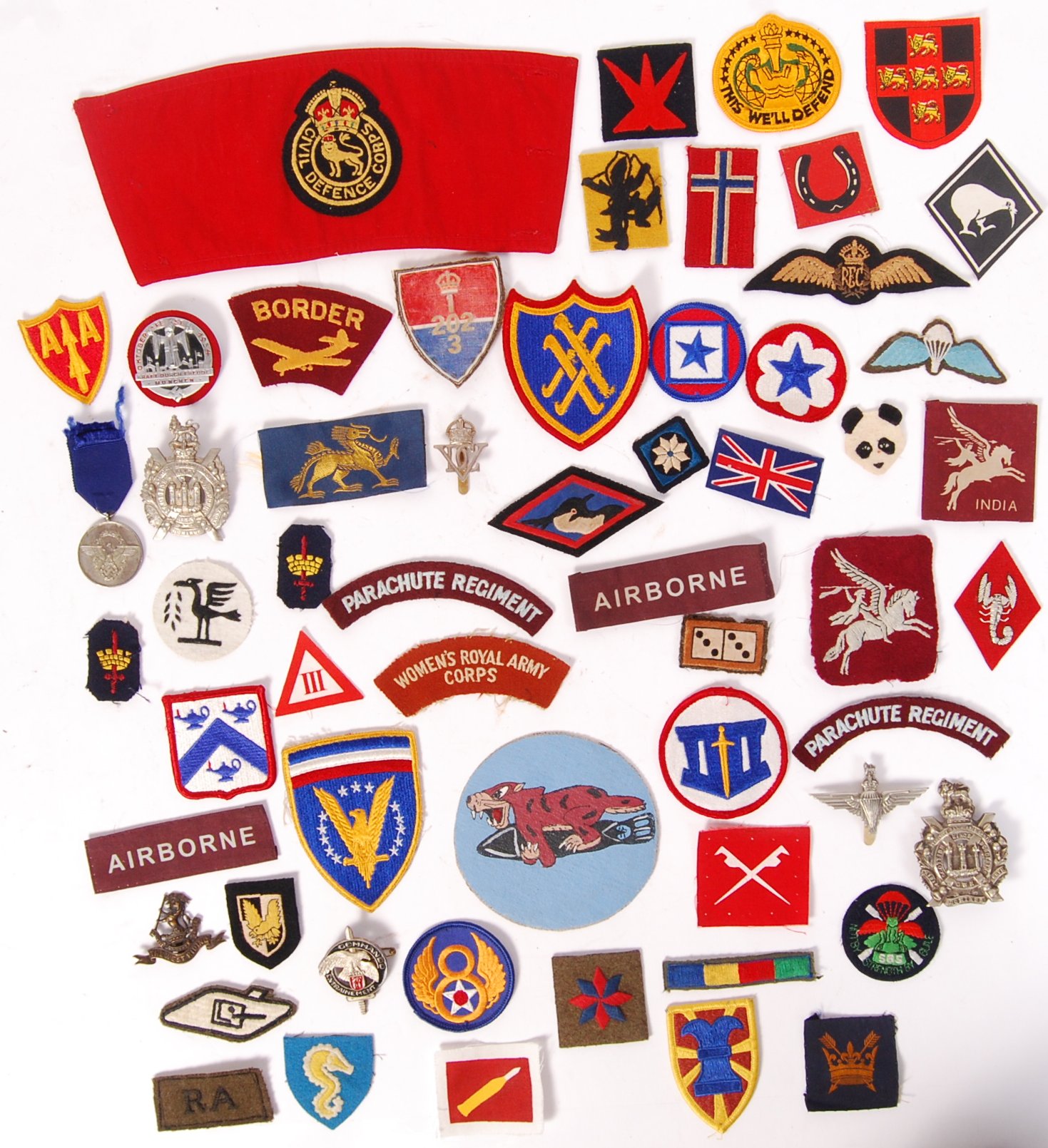 ASSORTED MILITARIA INSIGNIA PATCHES / CLOTH BADGES