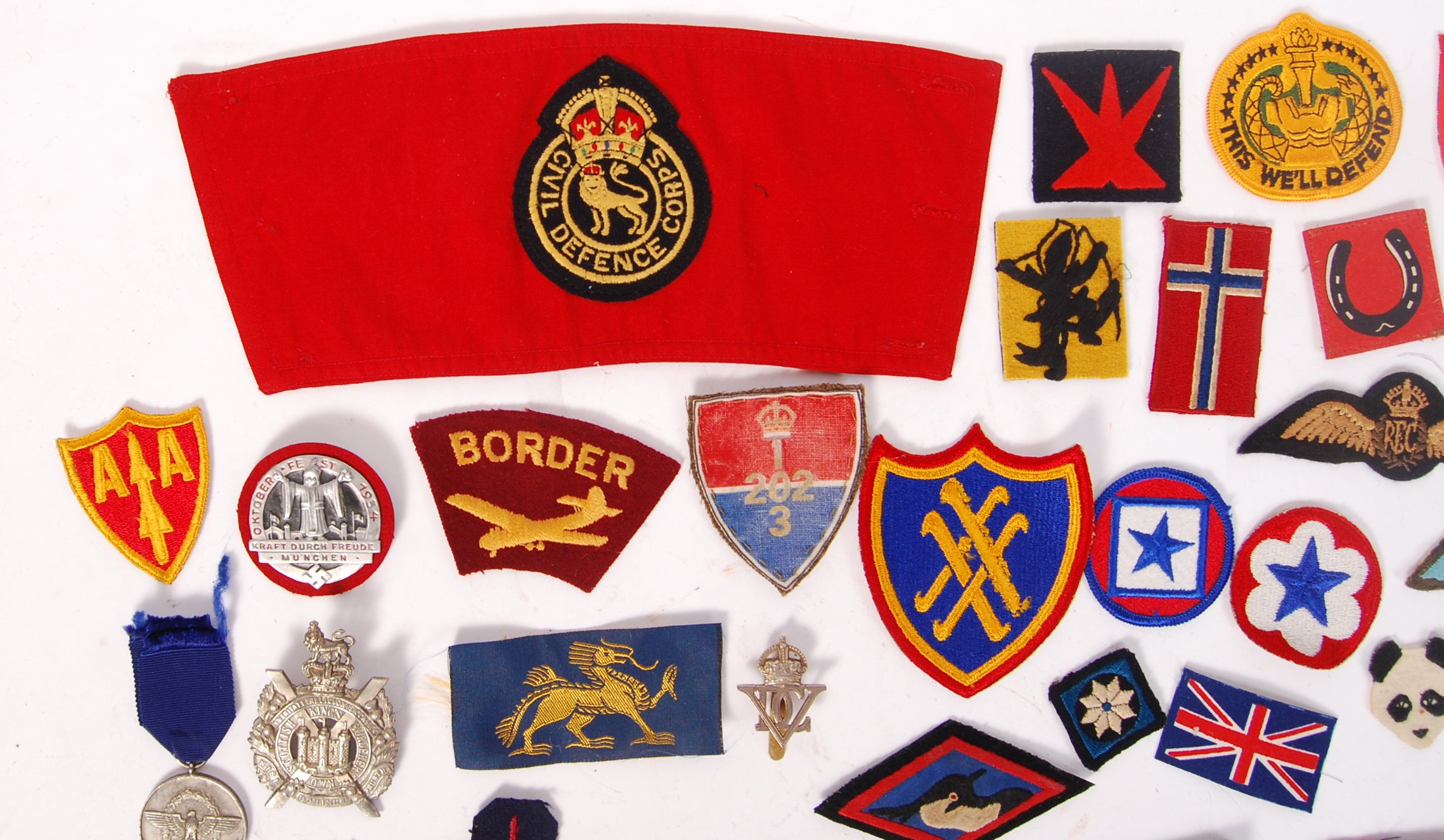 ASSORTED MILITARIA INSIGNIA PATCHES / CLOTH BADGES - Image 2 of 5