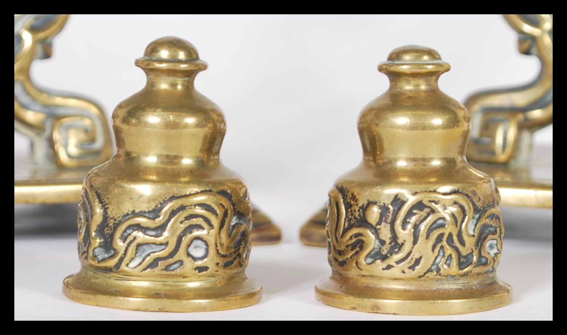 A fantastic pair of 19th Century Chinese figural bronze candlesticks raised on square bases with - Bild 6 aus 6