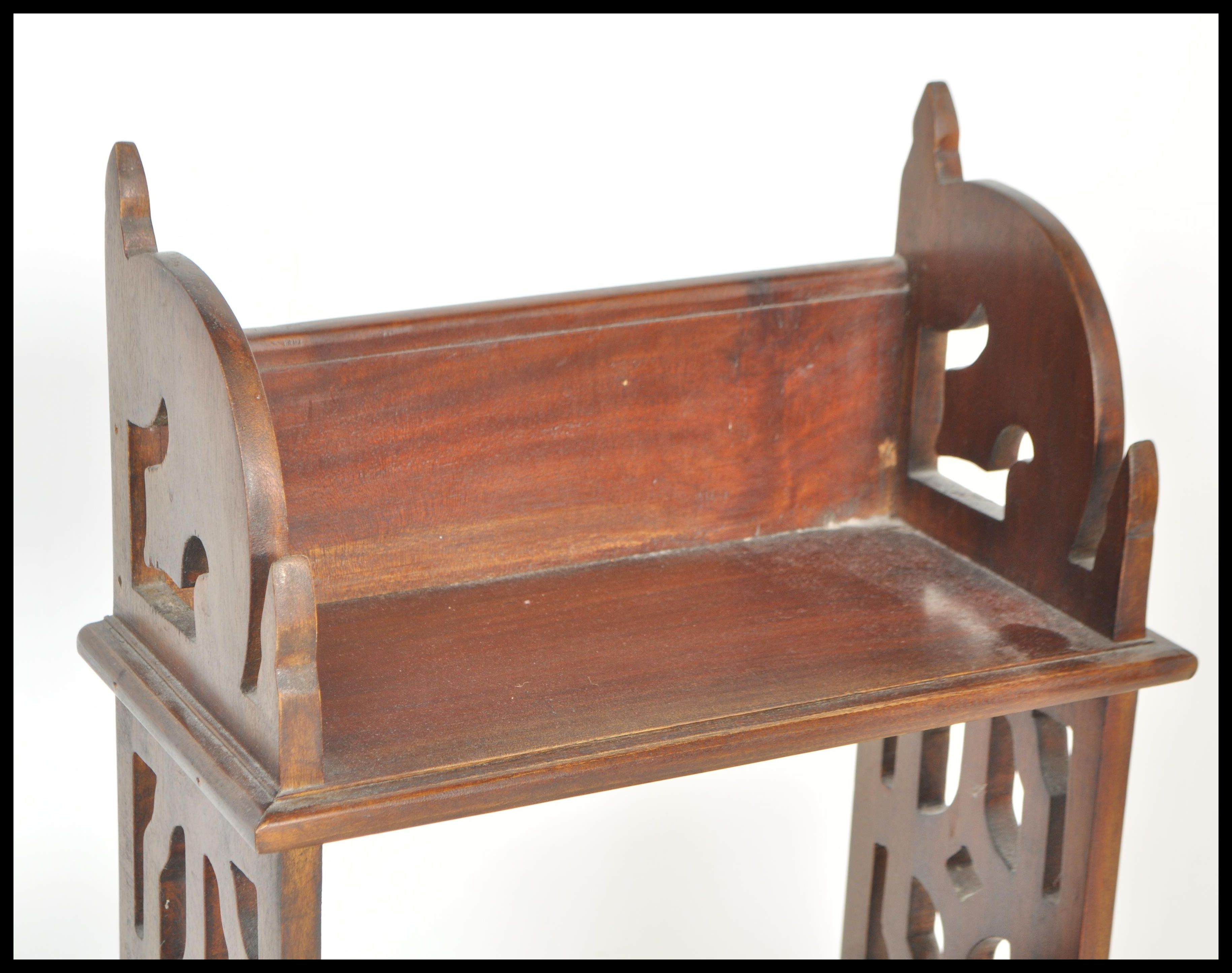 A 19th Century Victorian mahogany whatnot bookcase having a set of four shelves over twin drawer - Image 5 of 7