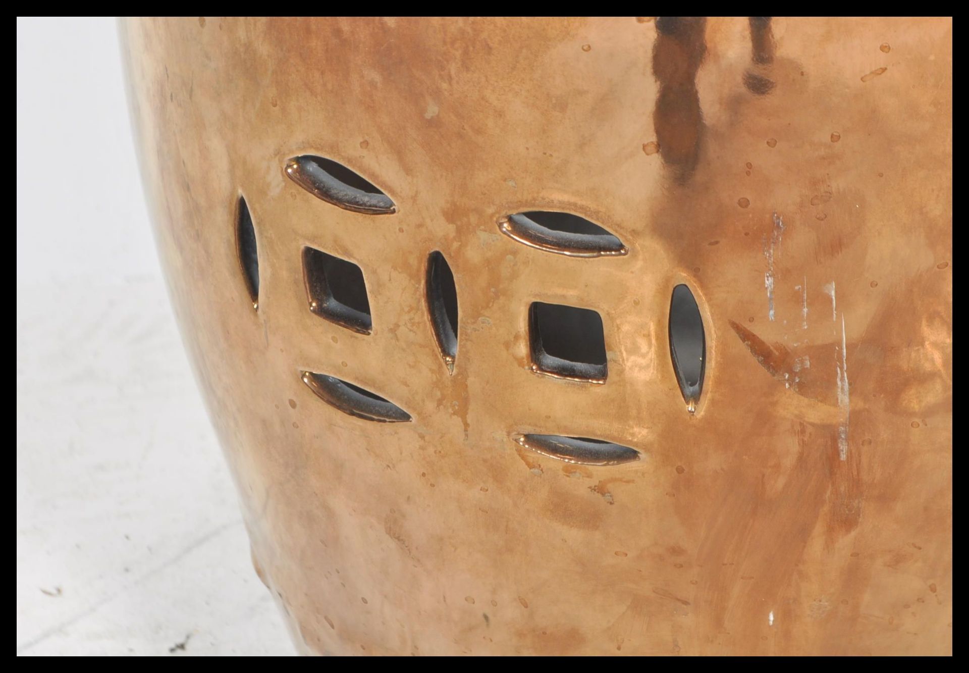 A decorative 20th century  gold lustre Chinese barrel stool / garden seat. Dark gold lustre with - Bild 3 aus 6