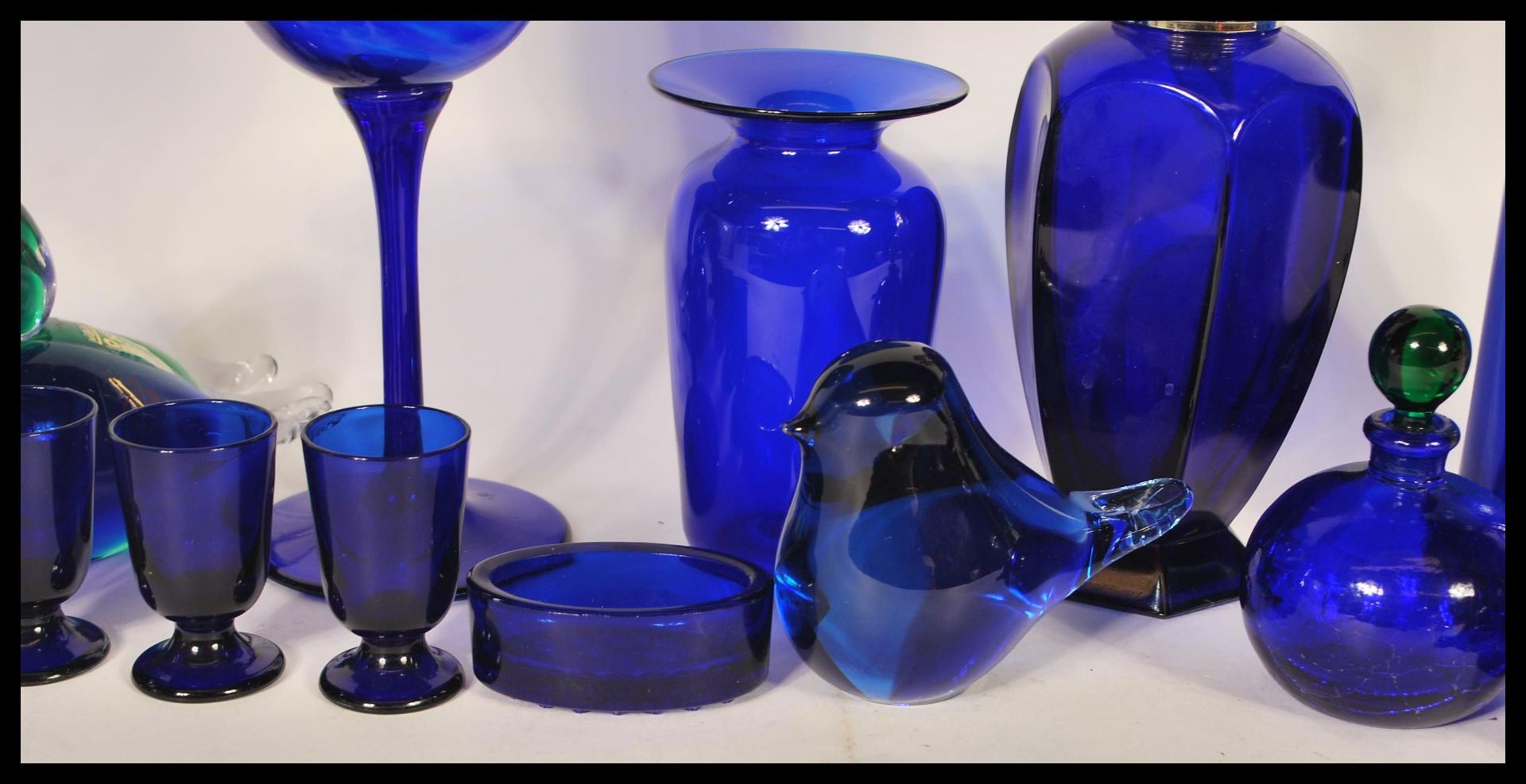 A collection of 20th Century blue glass wares to include a Bristol blue glass vase, a wine glass - Bild 4 aus 8
