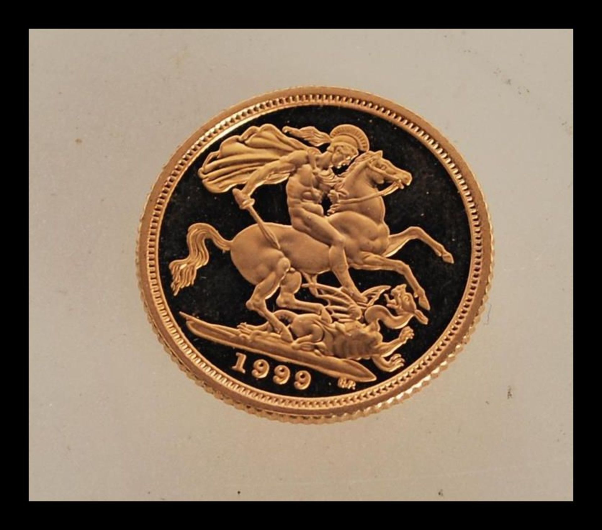 A 22ct gold half sovereign dated 1999 with George and the dragon to one side and Elizabeth II facing - Bild 2 aus 2