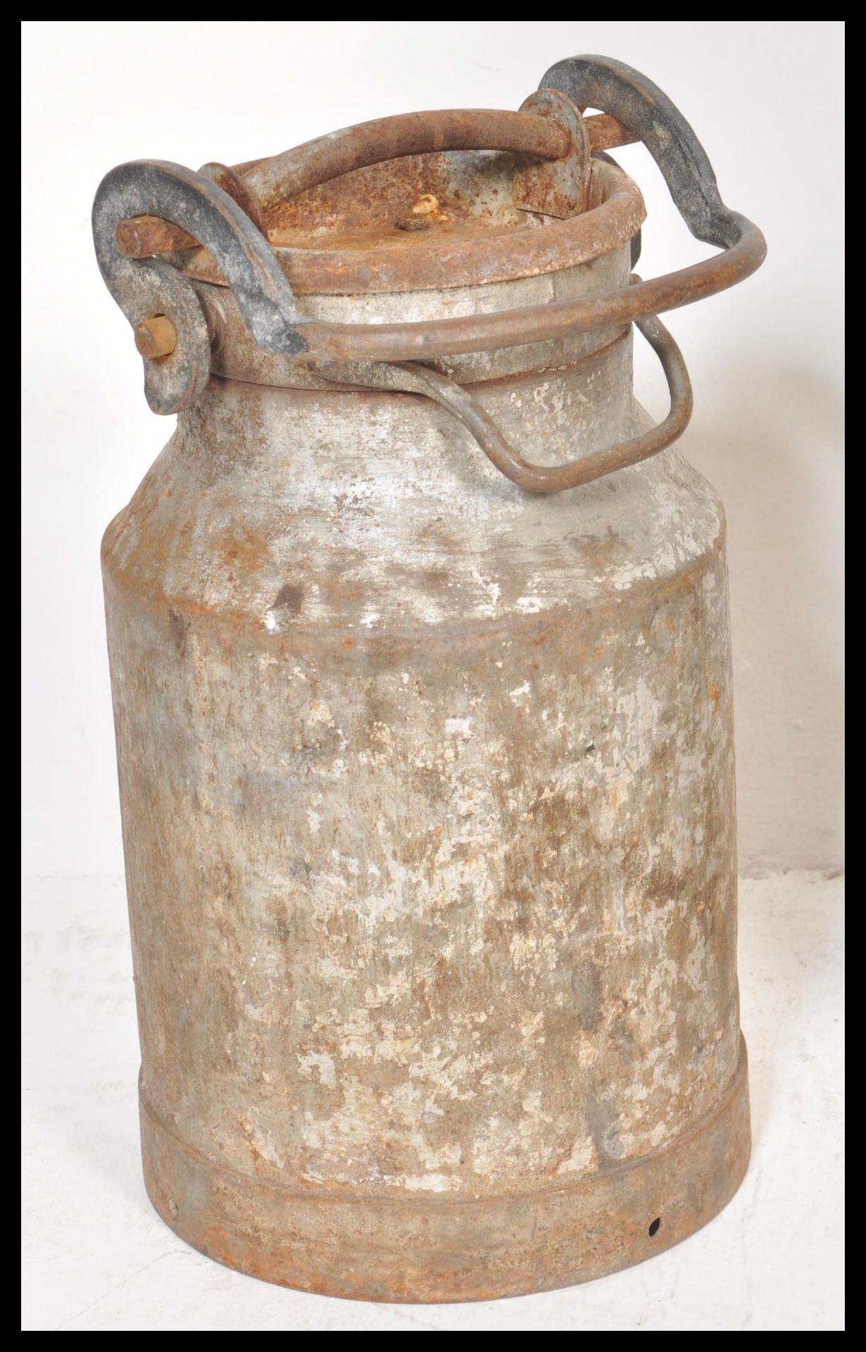 Two vintage 20th Century galvanised metal milk churns complete with lids and clasps. - Bild 2 aus 4