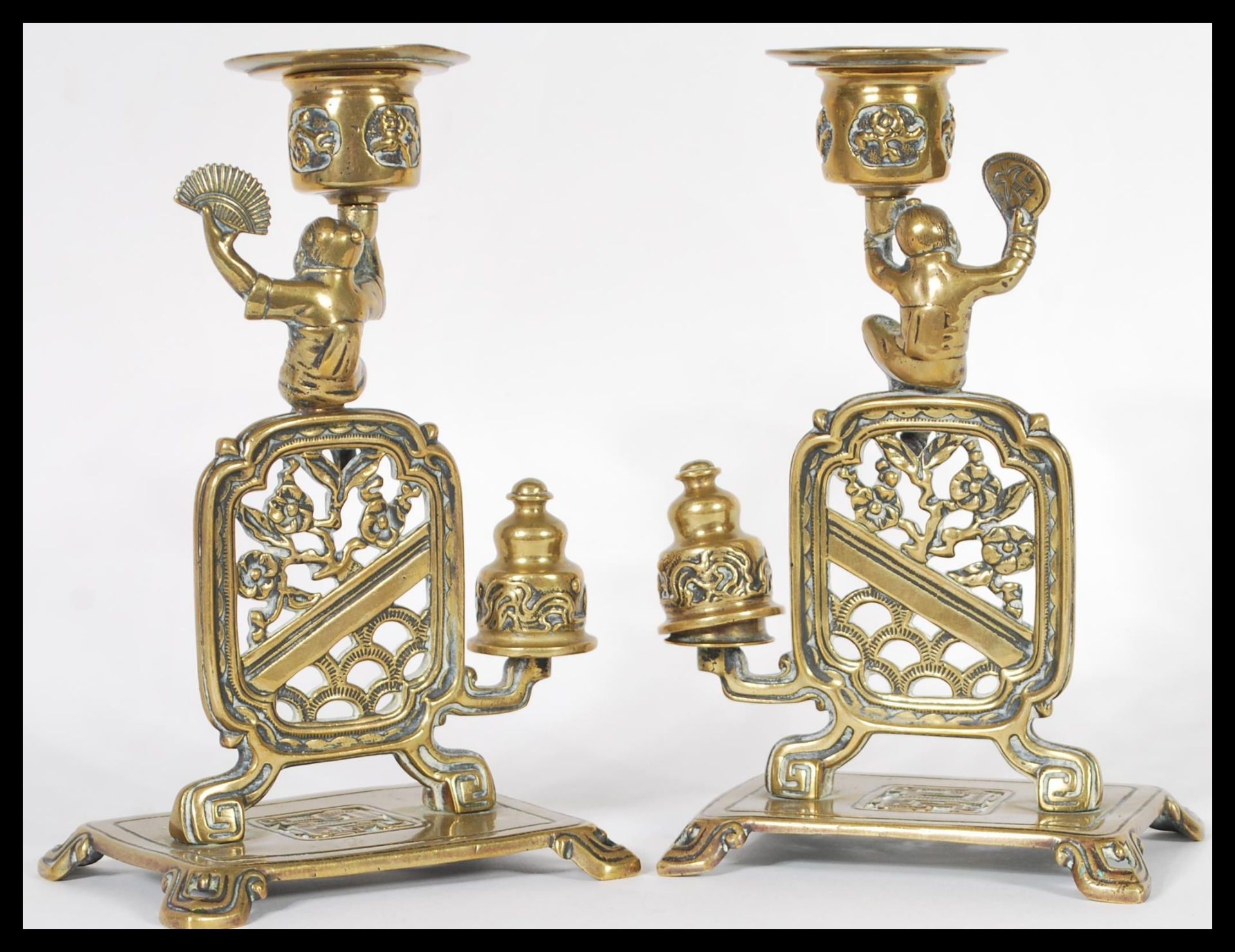 A fantastic pair of 19th Century Chinese figural bronze candlesticks raised on square bases with - Bild 5 aus 6