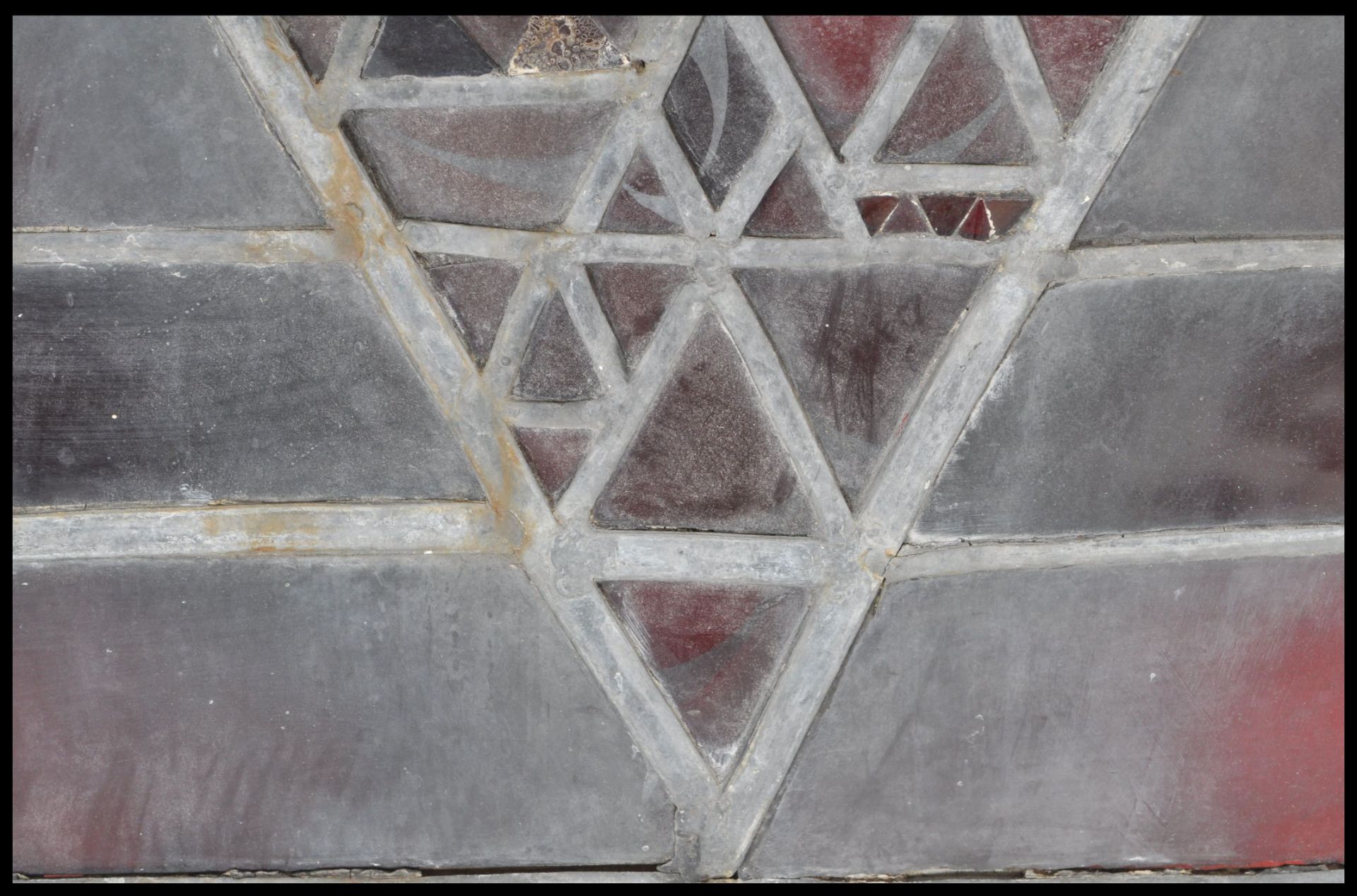 An early 20th Century leaded stain glass window having a geometric triangular design made up of - Bild 2 aus 4