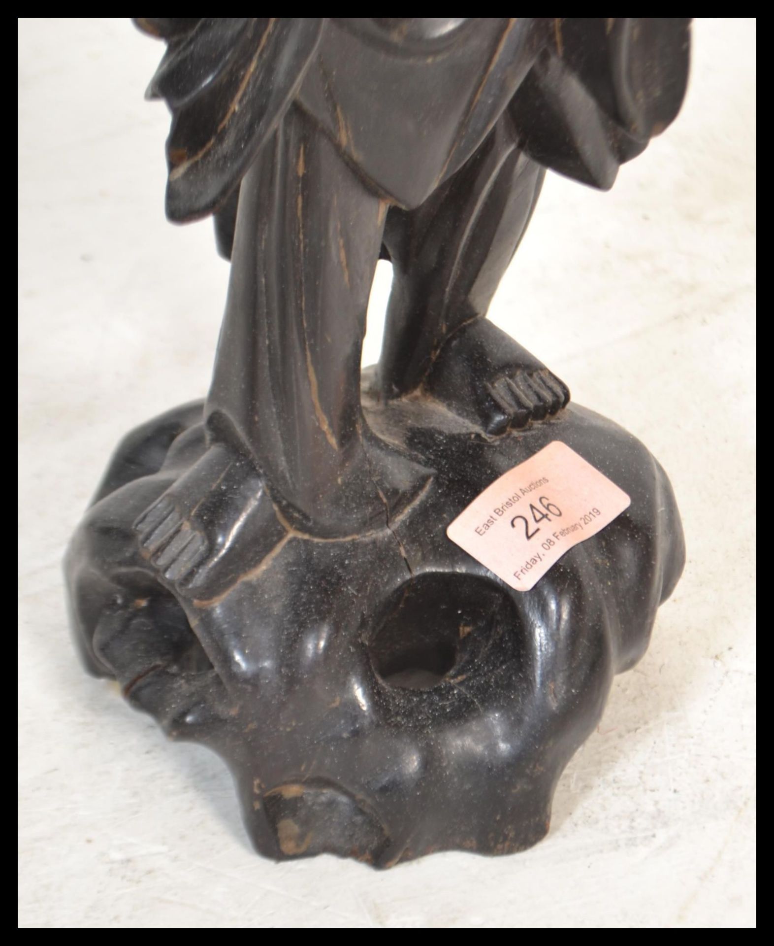 A 20th century Chinese carved wooden  figure of an - Bild 2 aus 4