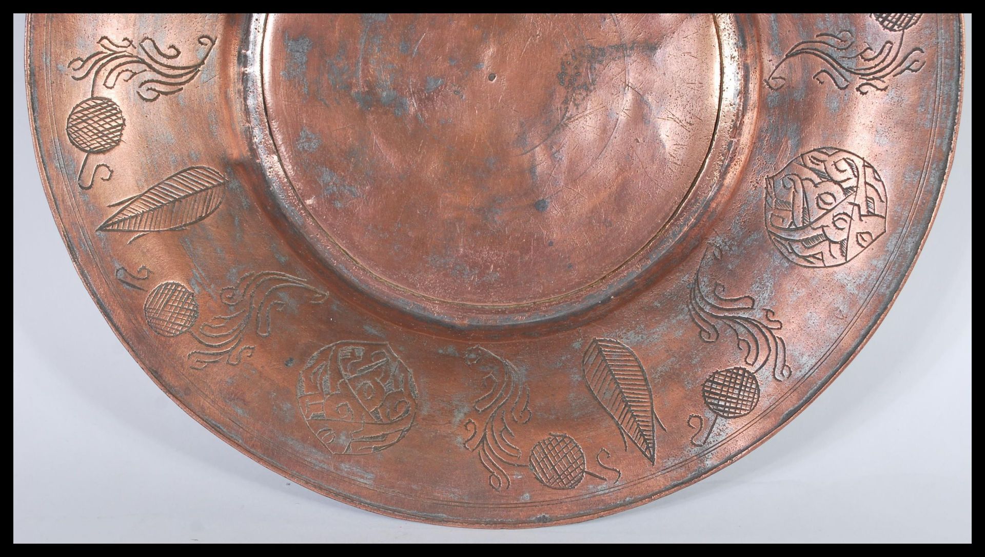 A 19th Century Middle Eastern Persian Islamic copper wall charger plate tray. The central well - Bild 3 aus 5