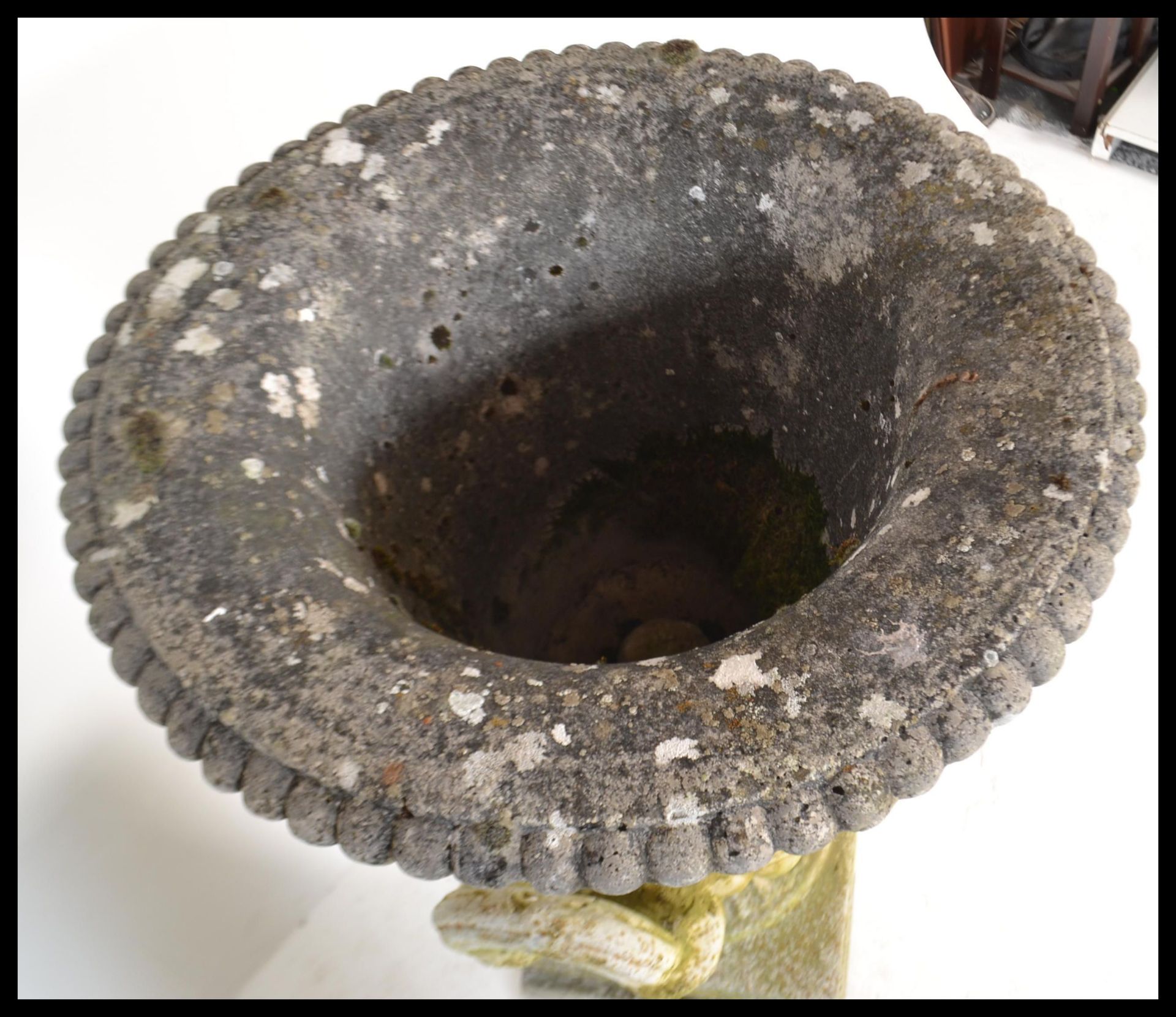 A large  20th Century well weathered stone garden planter campana  urn raised on square column - Bild 7 aus 7