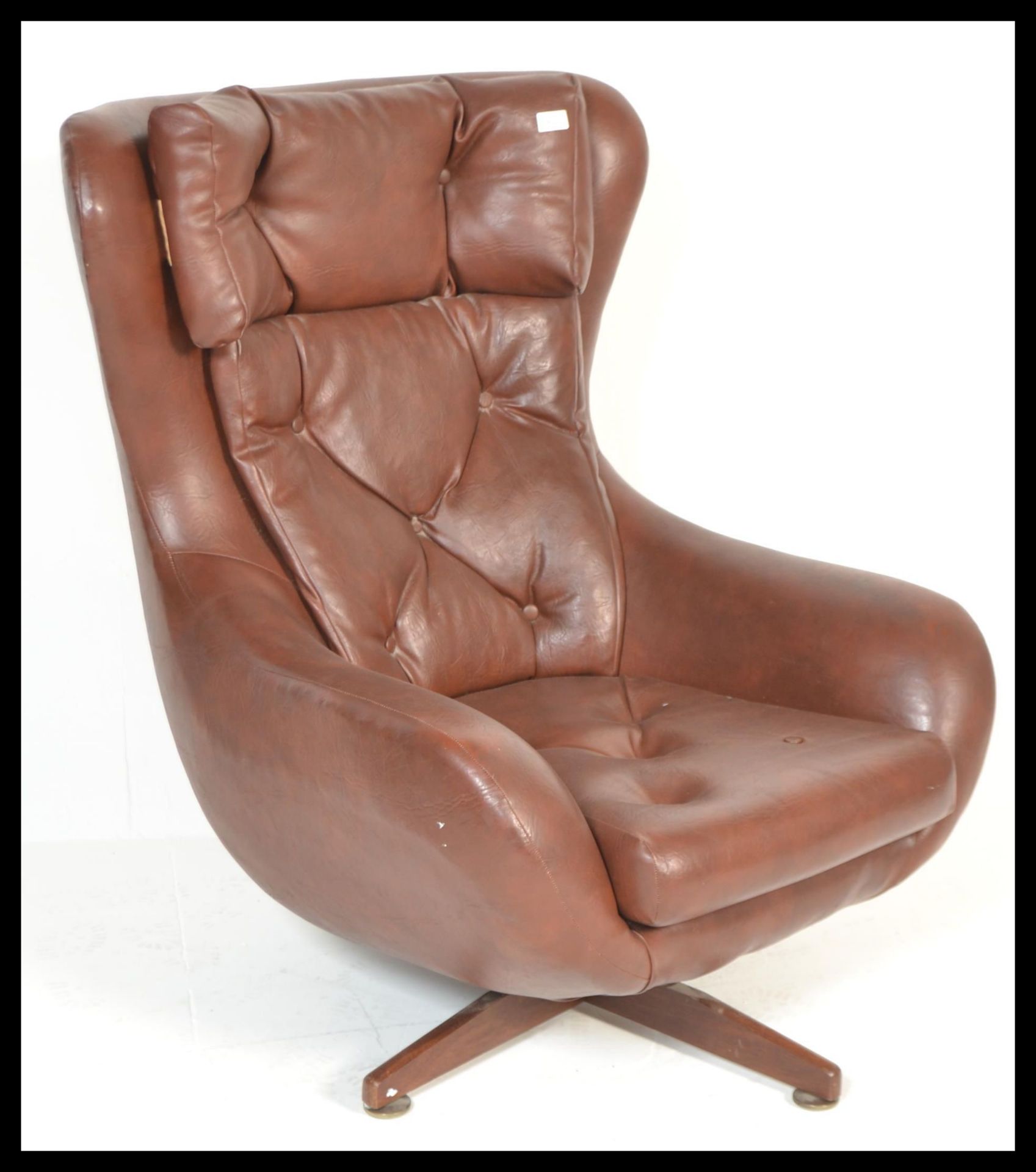 A retro / vintage 20th Century Parker Knoll Statesman swivel easy chair, upholstered in a tan button - Image 2 of 7