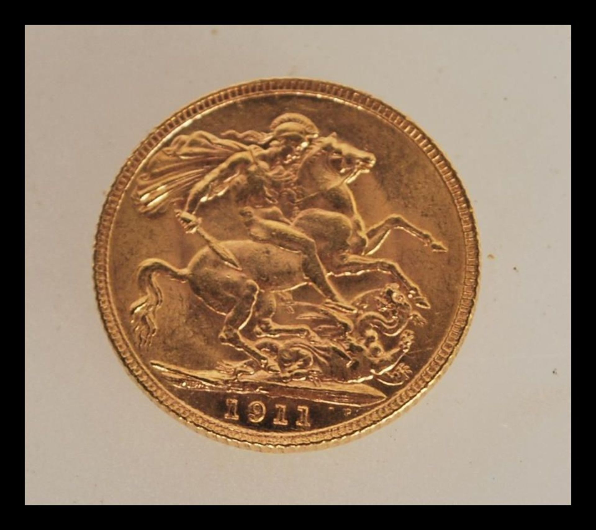 A 22ct gold sovereign dated 1911 with George and the dragon to one side and George V facing left - Bild 2 aus 2