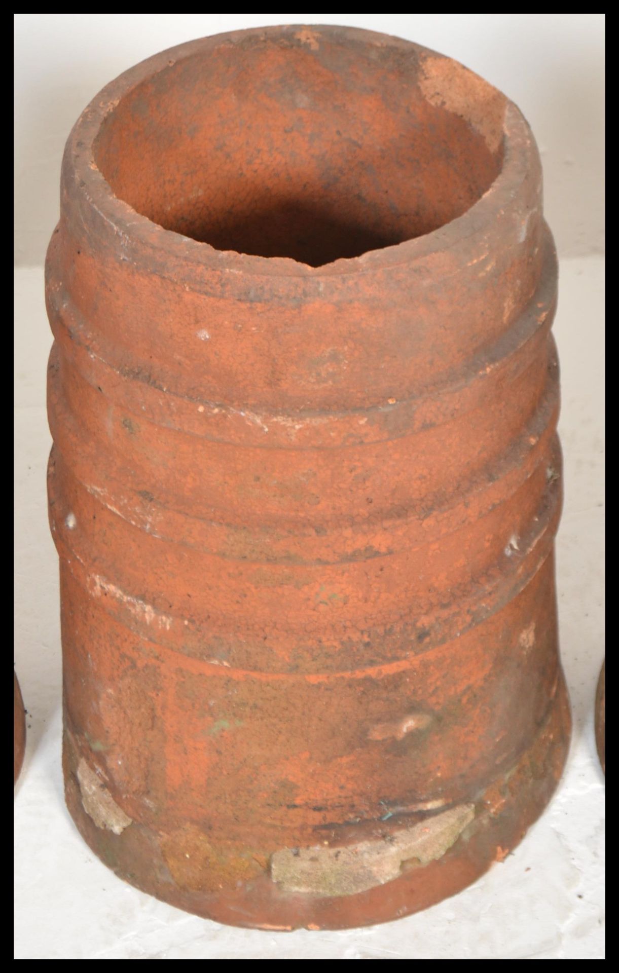 A group of three 20th Century reclaimed stoneware chimney pots of matching cylindrical form. - Bild 4 aus 5