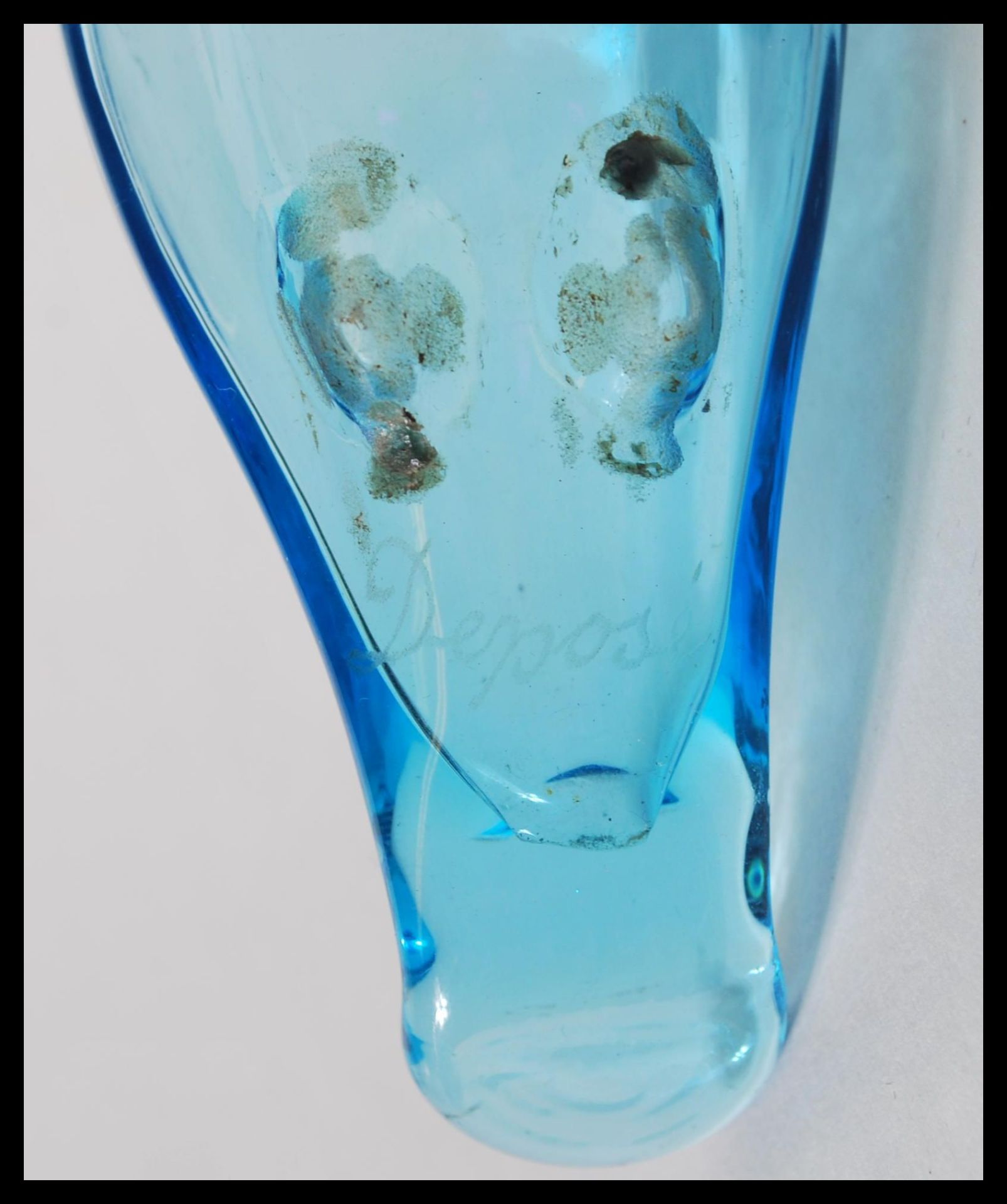 A 19th Century French Depose perfume bottle in the form of a bird having a opaque blue glass body - Bild 5 aus 5