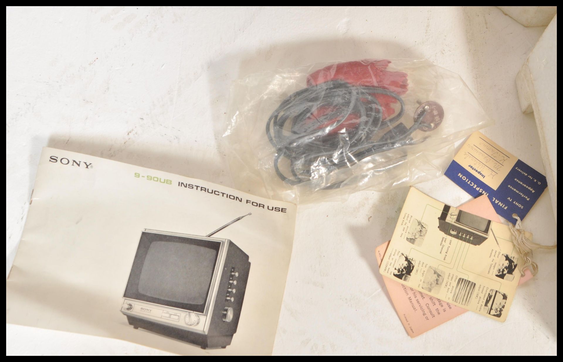 A vintage retro Sony 9-90UB black and white portable television in original box with accessories, - Bild 6 aus 9