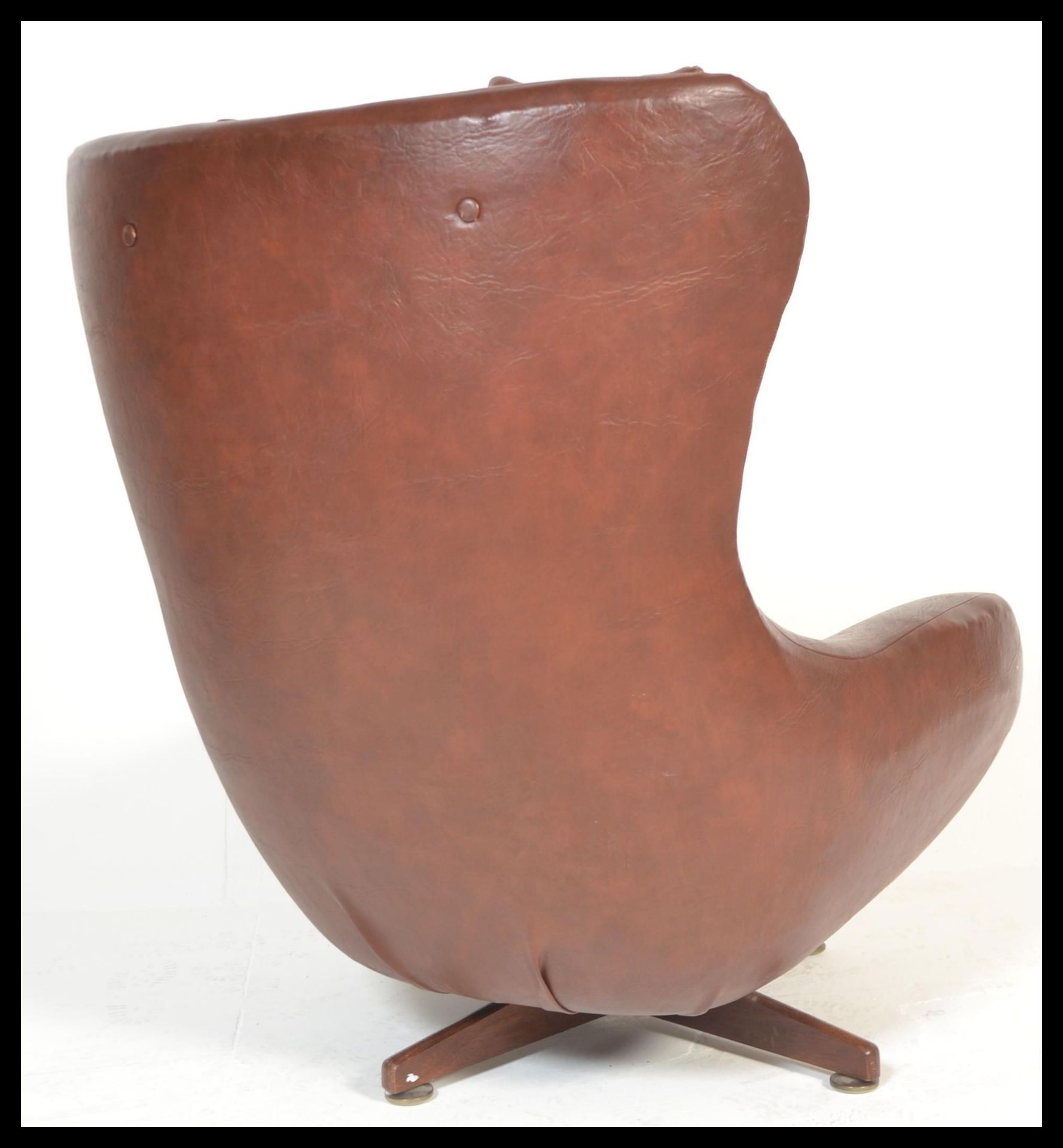 A retro / vintage 20th Century Parker Knoll Statesman swivel easy chair, upholstered in a tan button - Image 7 of 7