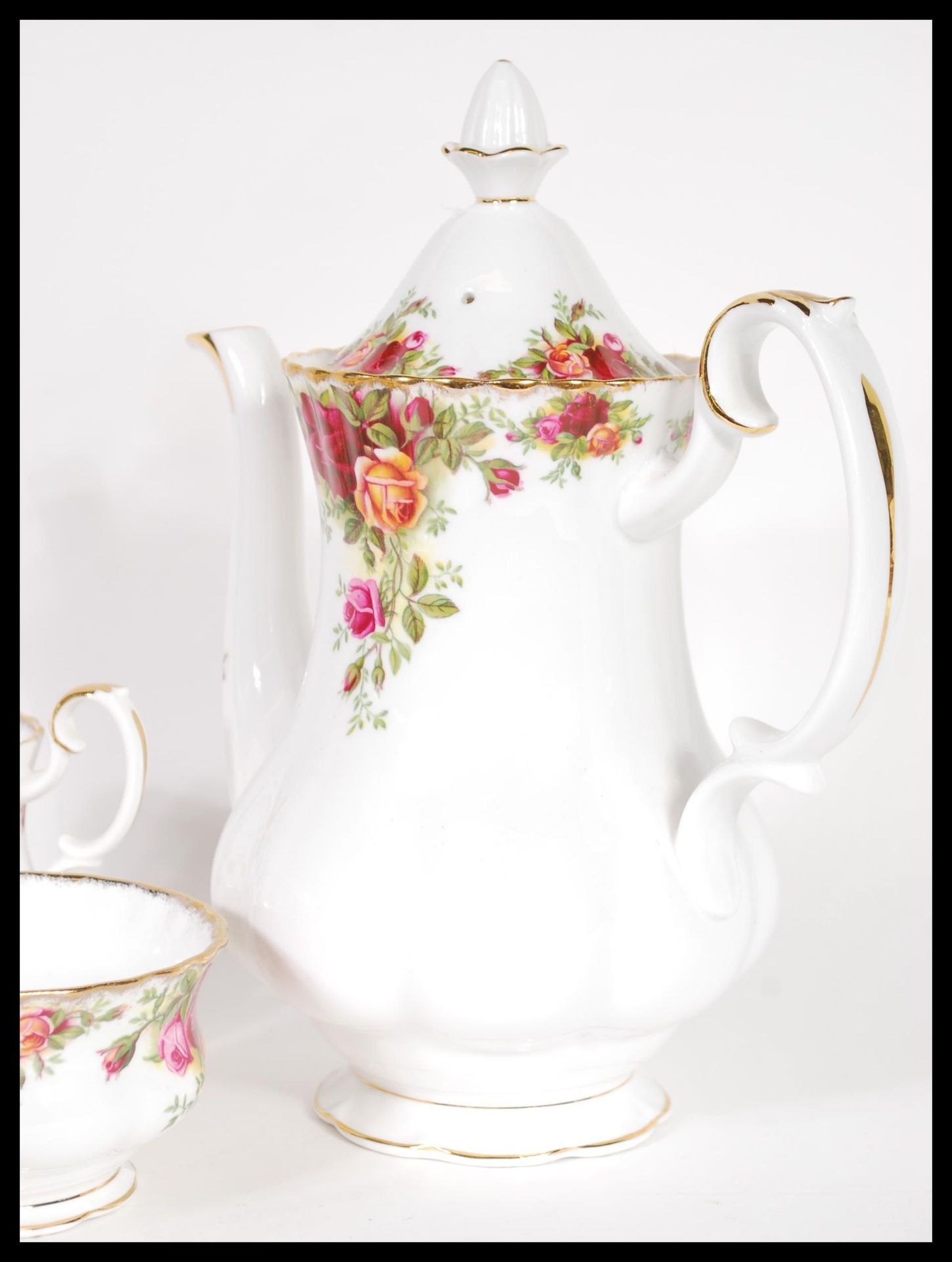 A vintage mid 20th Century bone China 1st issue Royal Albert " Old Country Roses " coffee set for - Bild 3 aus 5