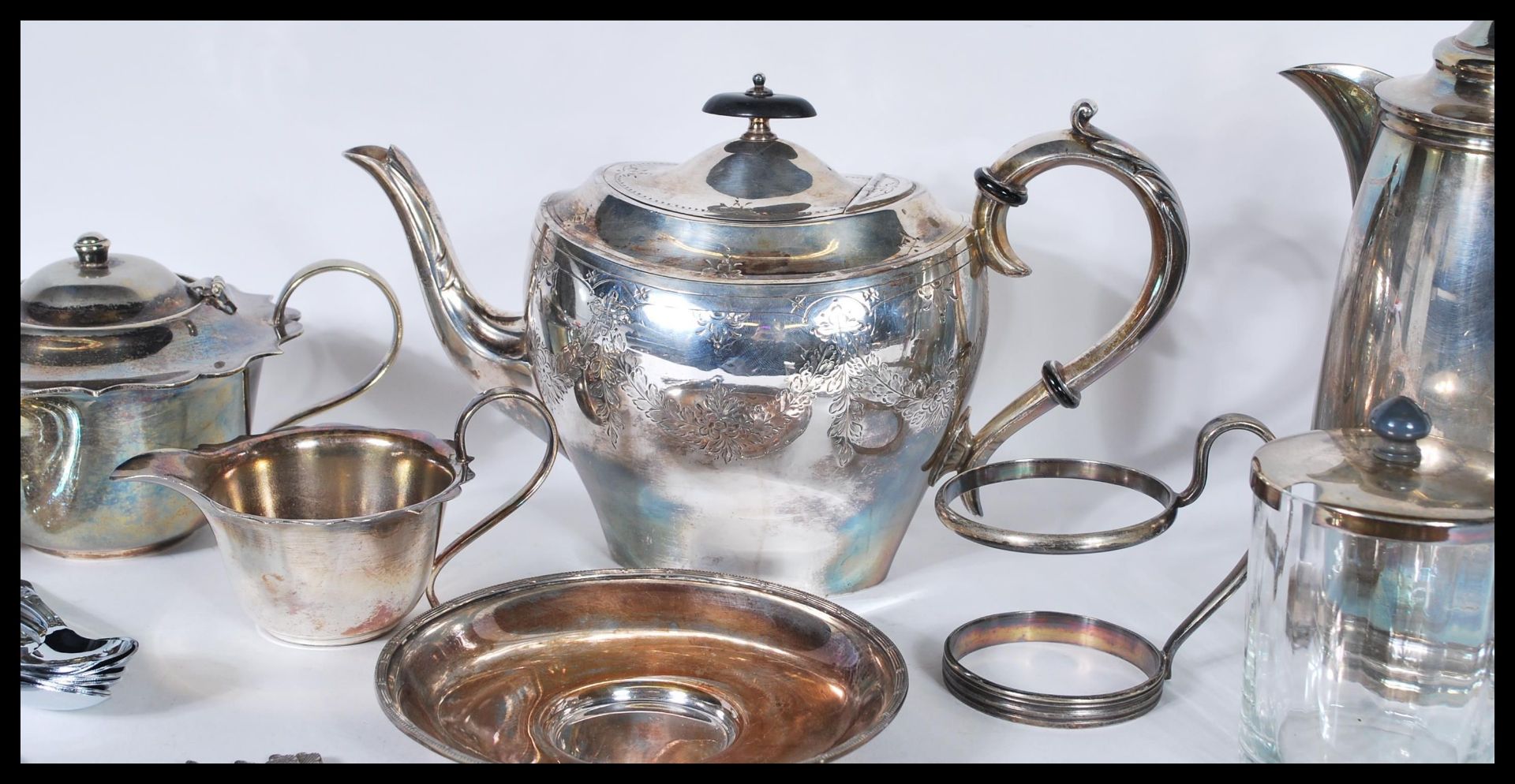 A group of vintage 20th Century silver plated items to include a Harrods of London water jug, - Bild 3 aus 5