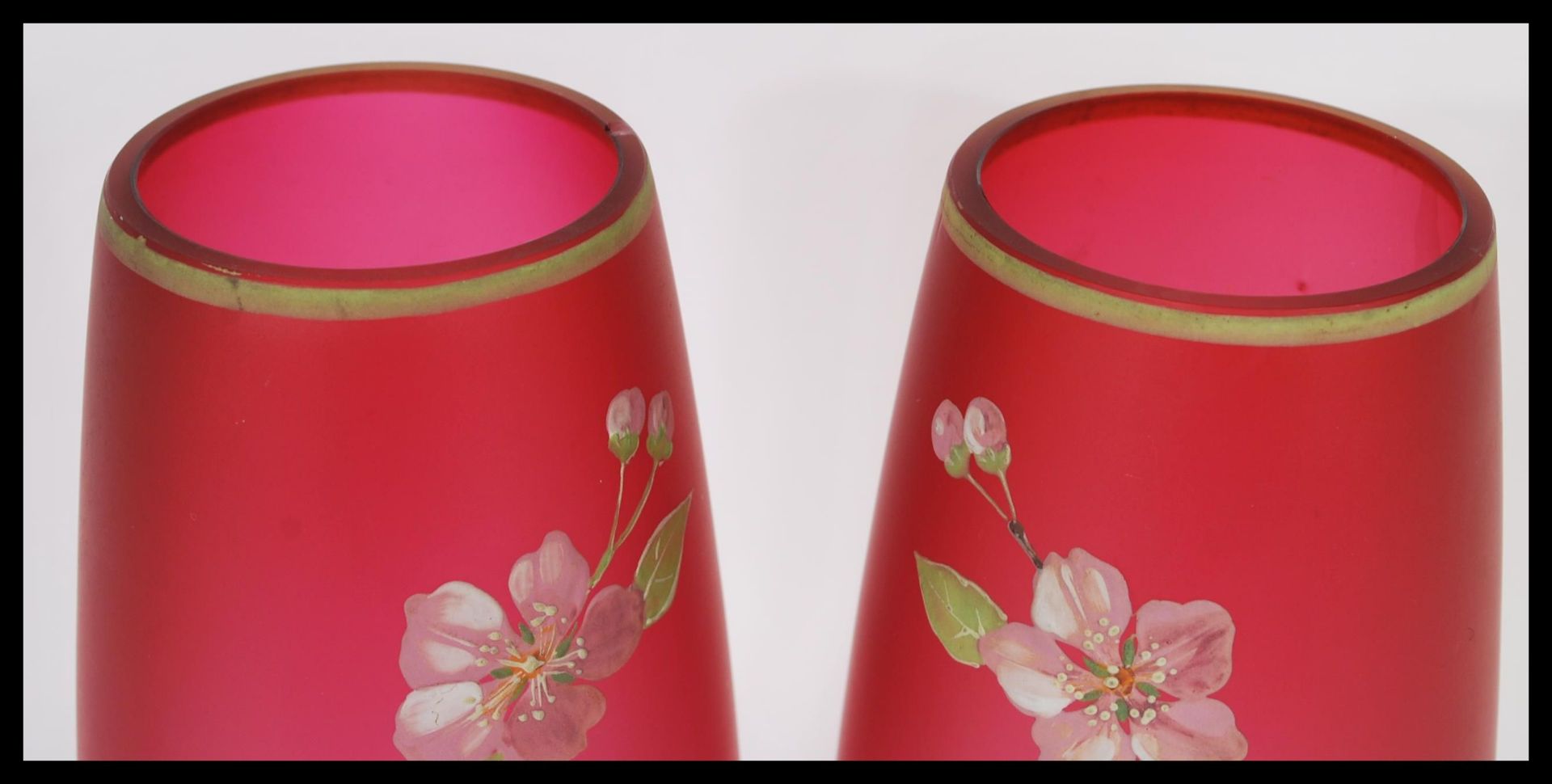 A pair of 19th century glass vases believed to be Philip Webb. The bulbous cylinder vases of - Bild 3 aus 5