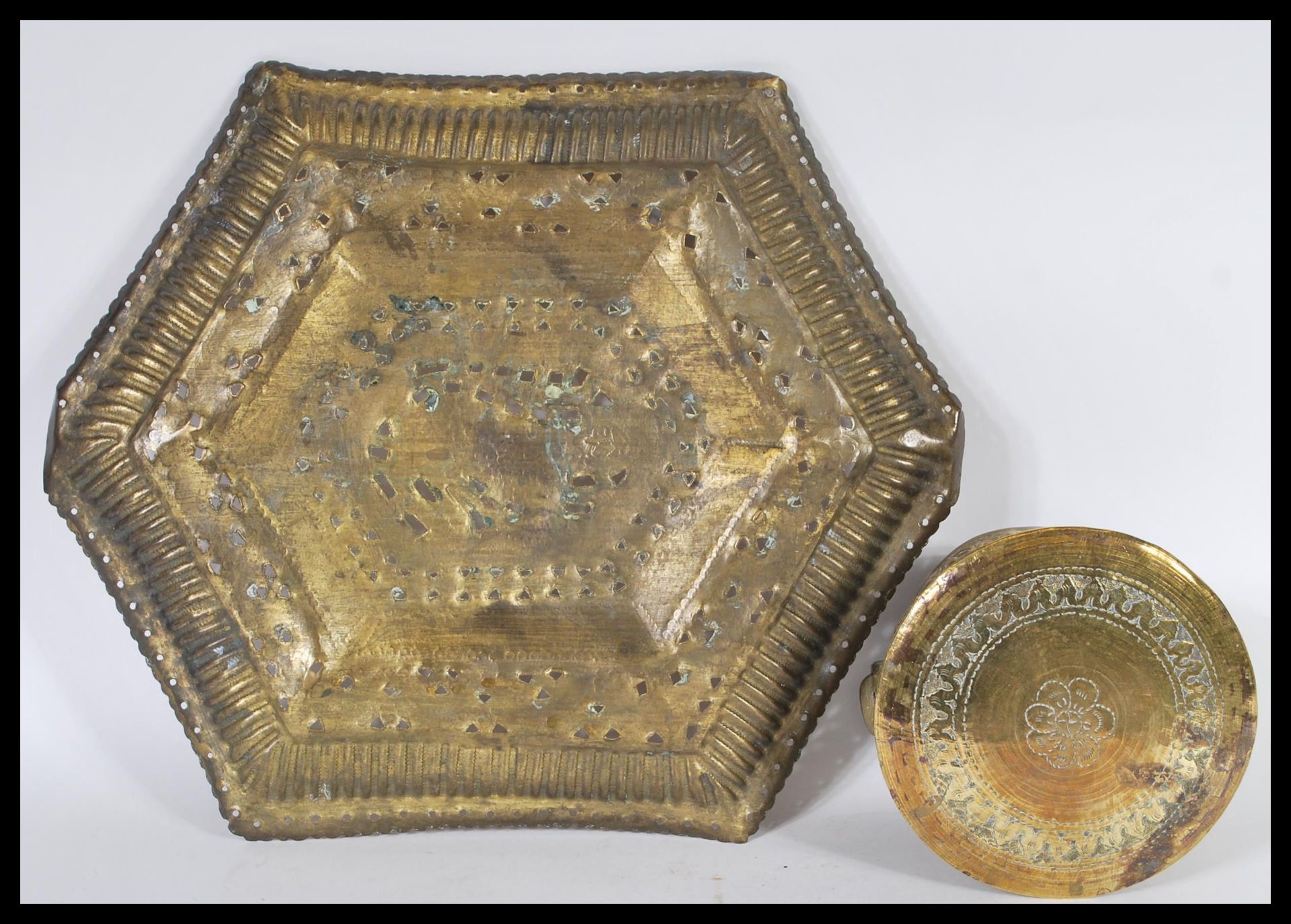 Two examples of early 20th Century Middle Eastern Persian Islamic brass to include a charger tray - Bild 8 aus 8