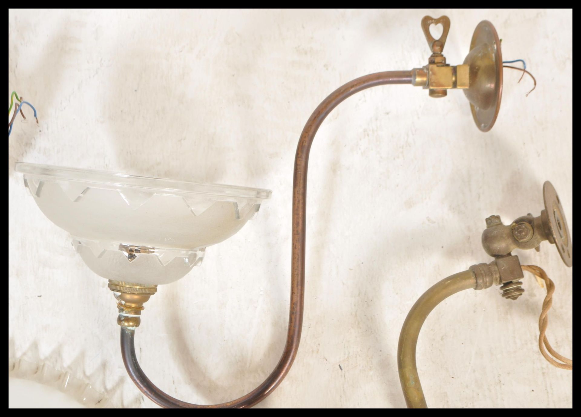 An early 20th century milk glass rise and fall chandelier light together with a pair of brass s- - Bild 3 aus 5