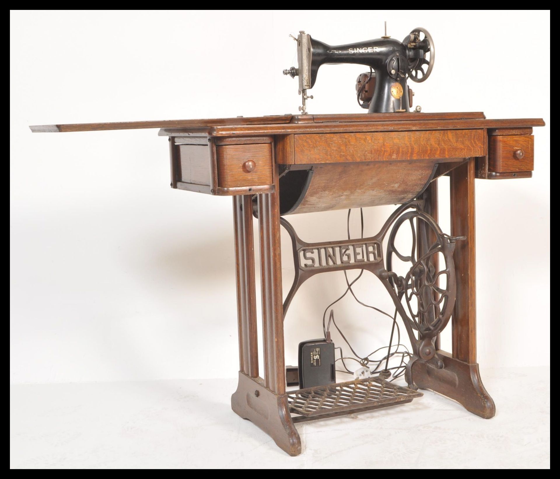 A 1930's Art Deco oak Singer sewing machine table. The electric Singer machine set to a stunning - Bild 2 aus 6