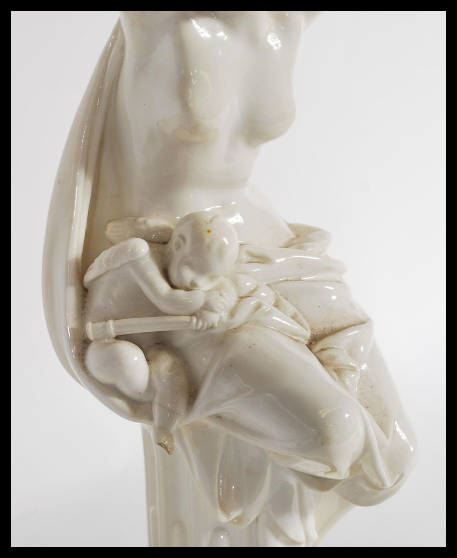 A 19th century Victorian table lamp centerpiece  having a white glazed nude figurine in classical - Bild 7 aus 11