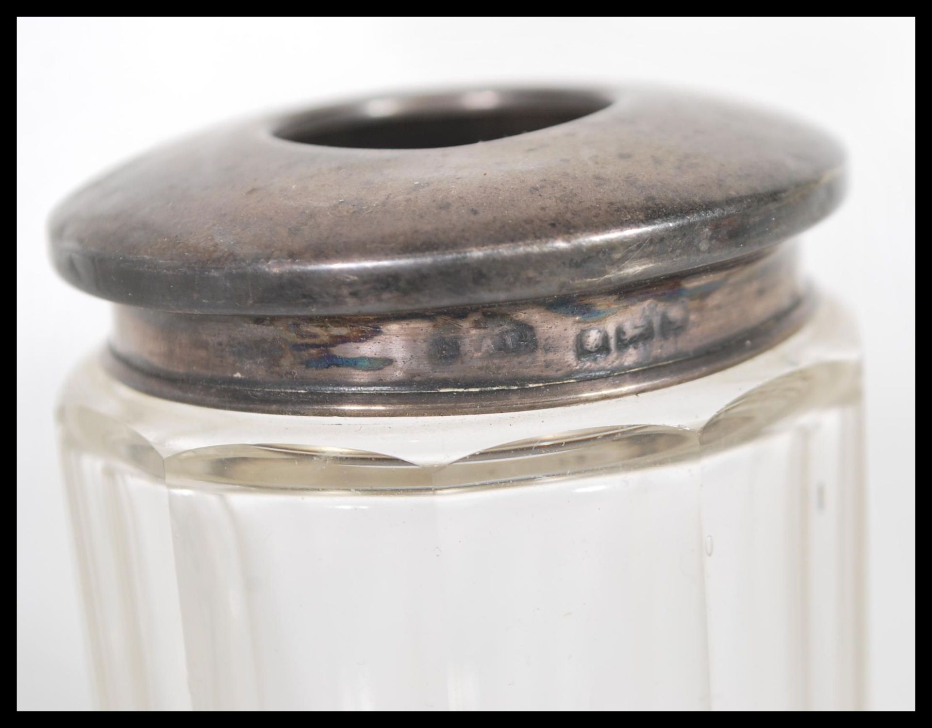 A early 20th century silver topped, cut glass perfume bottle with a glass stopper, makers mark - Bild 3 aus 4